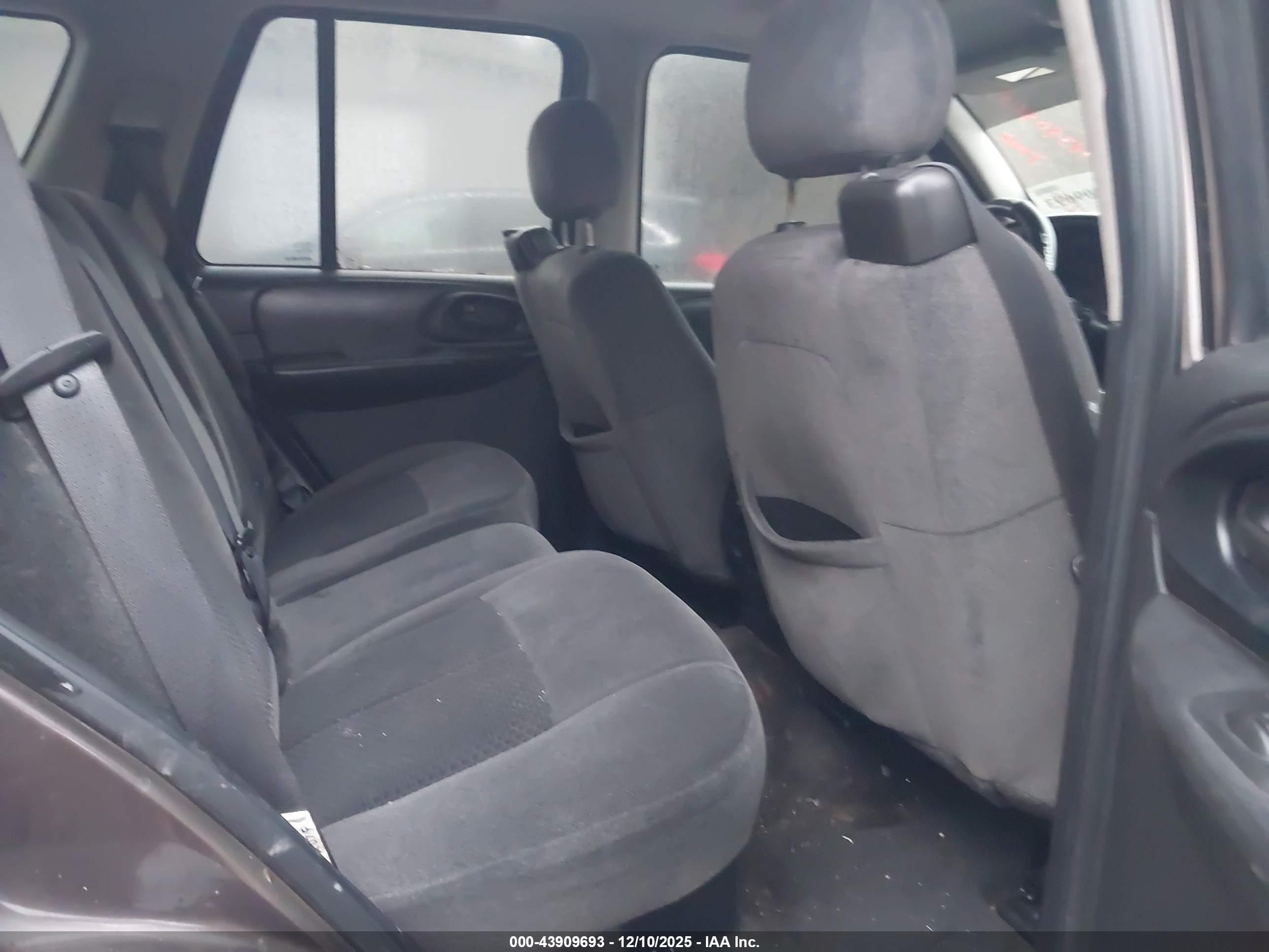 CHEVROLET TRAILBLAZER image 8