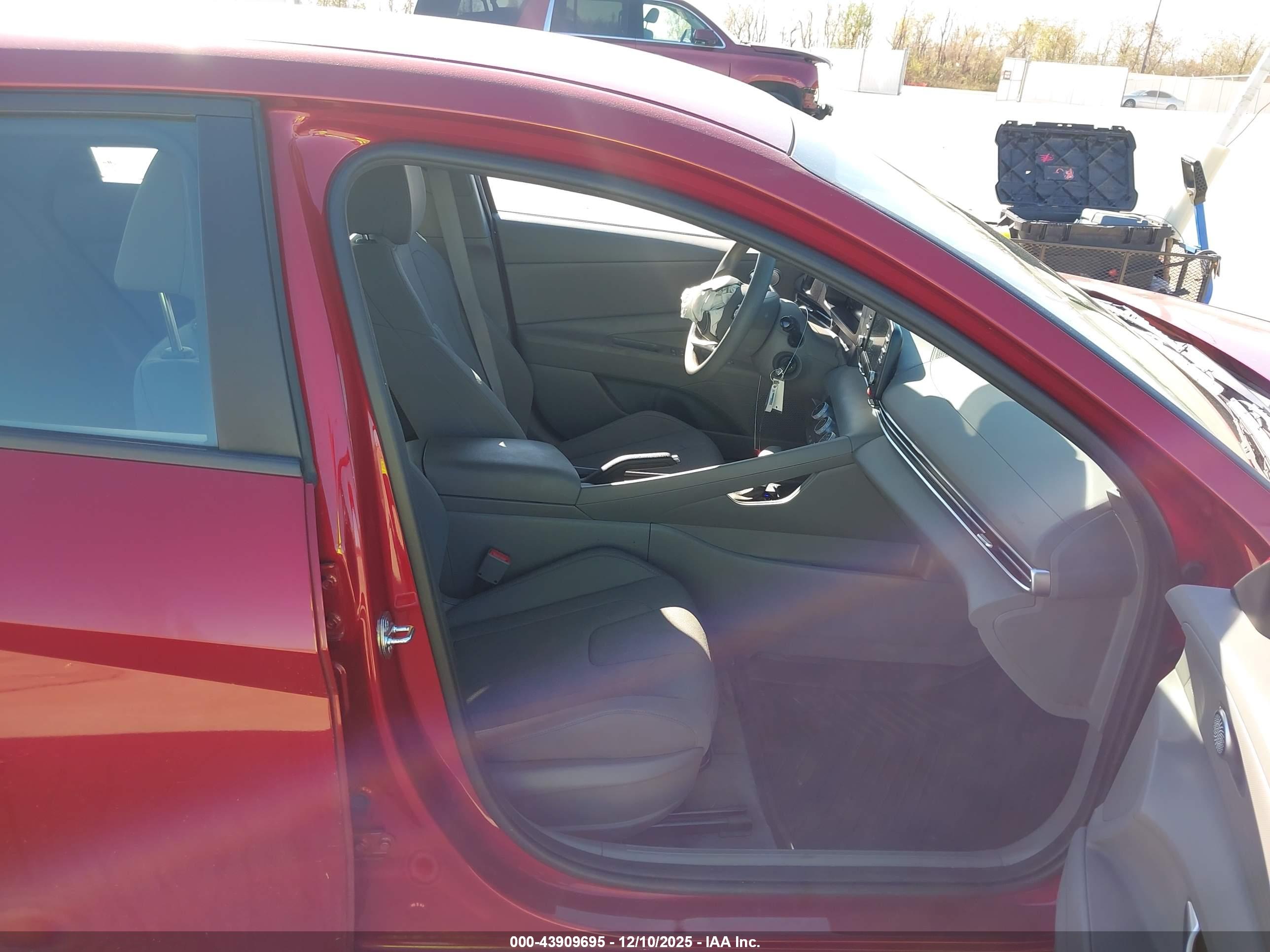 HYUNDAI ELANTRA image 5