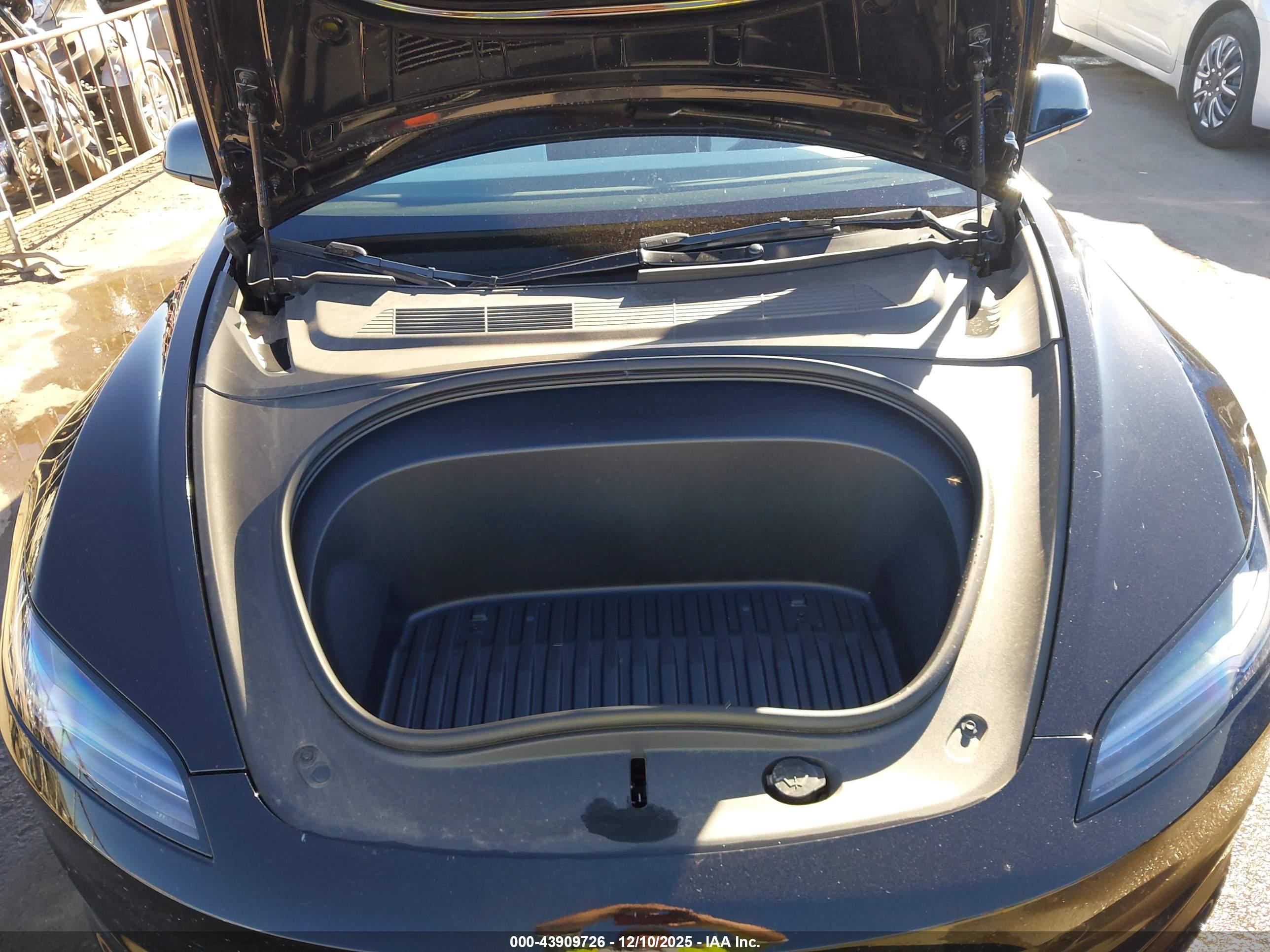 TESLA MODEL image 10