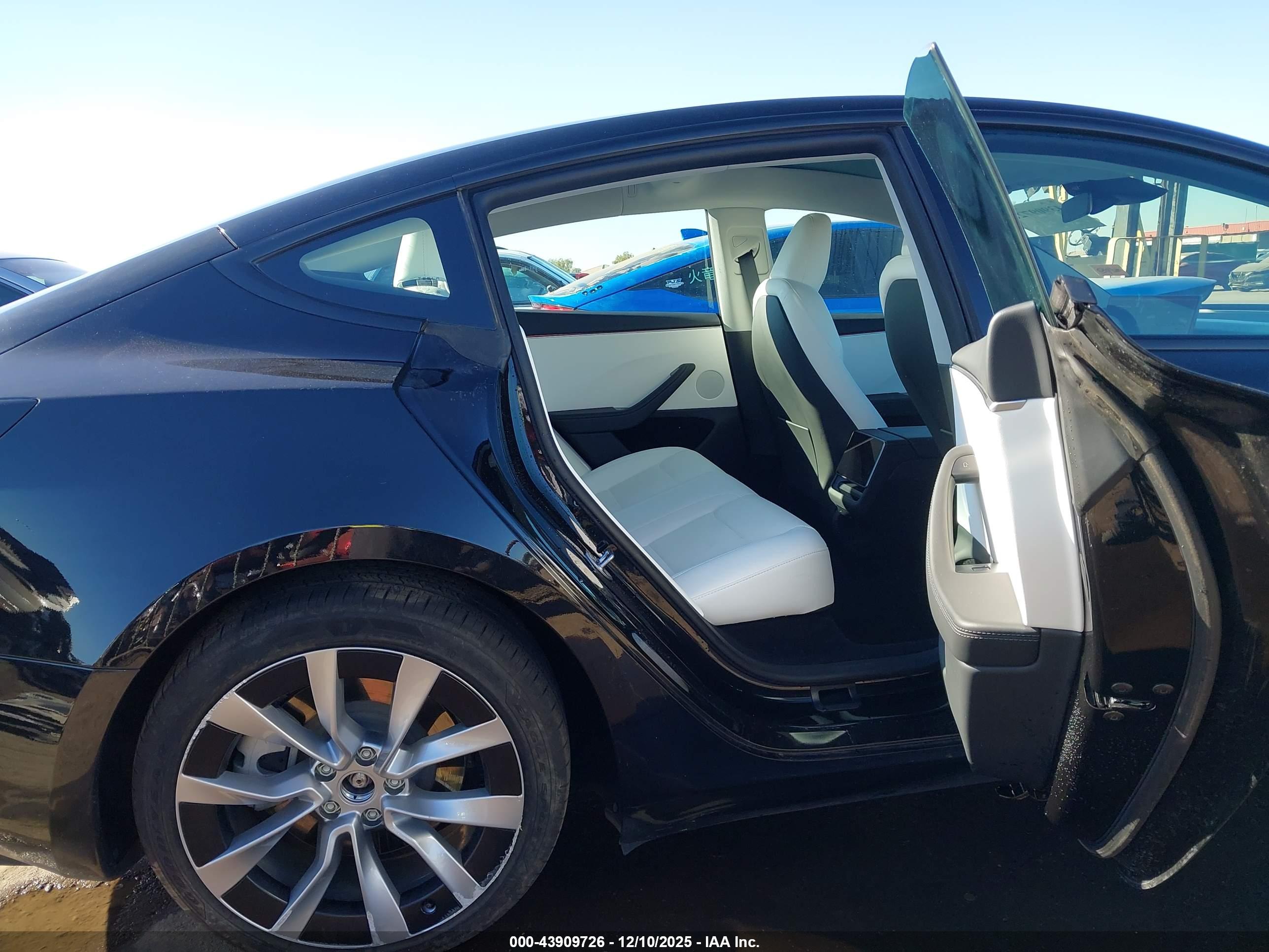 TESLA MODEL image 8