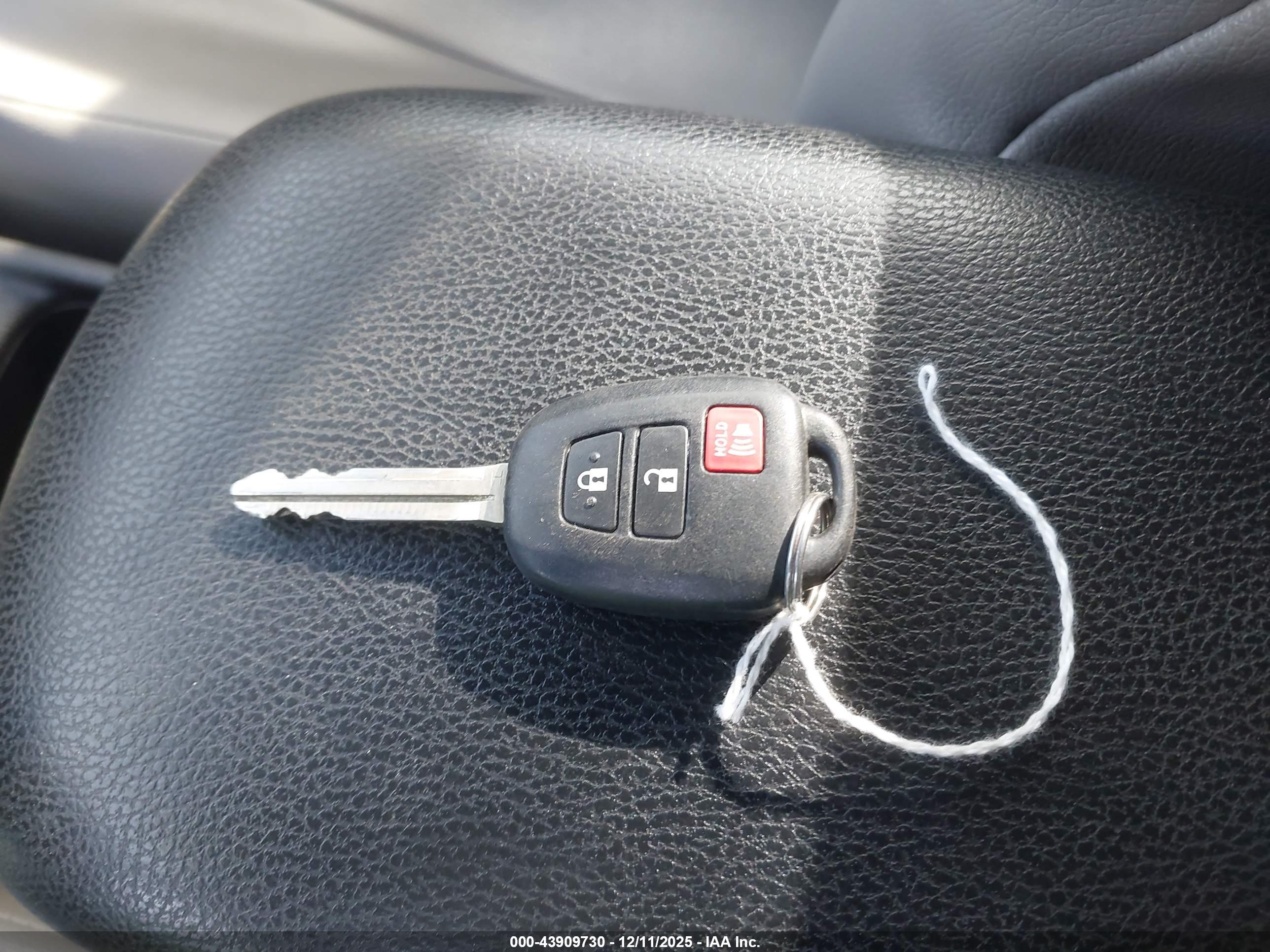 TOYOTA RAV4 image 11