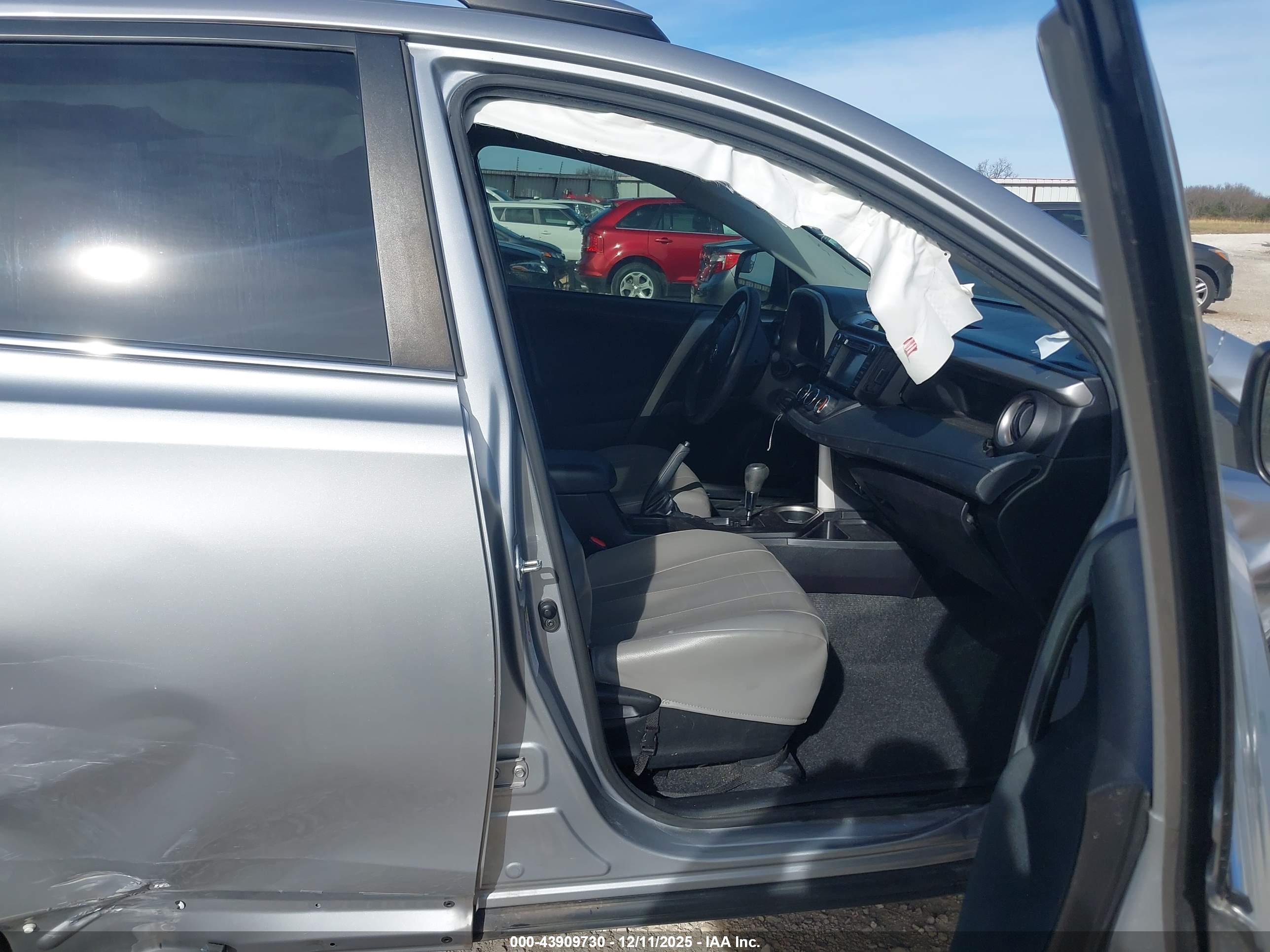 TOYOTA RAV4 image 5