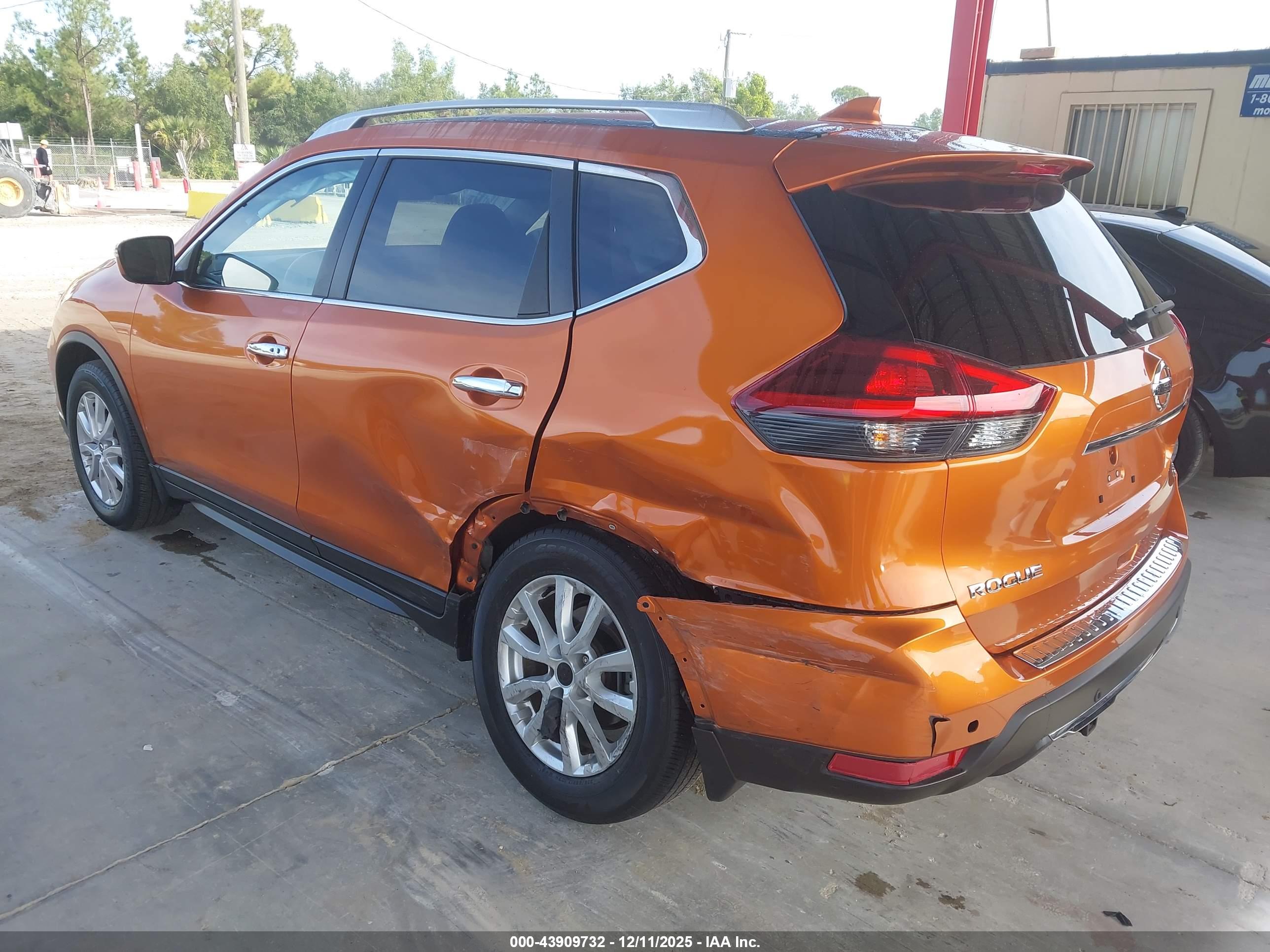 NISSAN ROGUE image 3