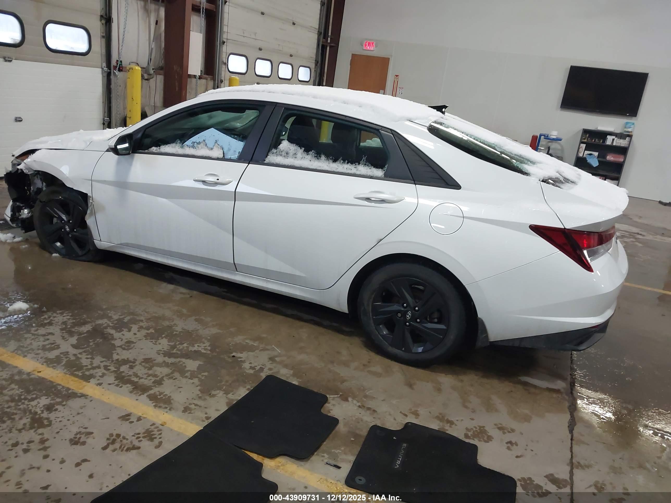 HYUNDAI ELANTRA image 3