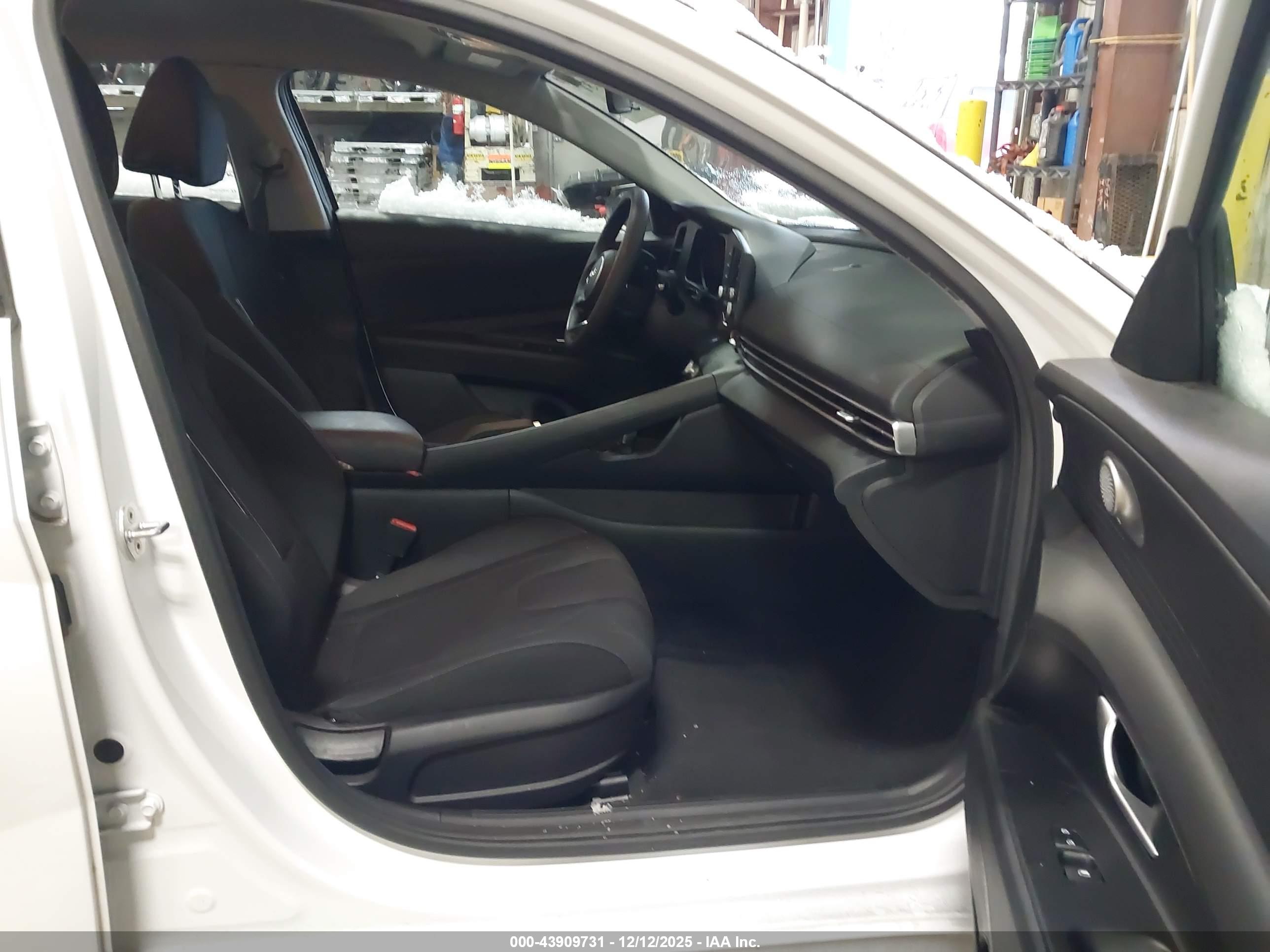 HYUNDAI ELANTRA image 5