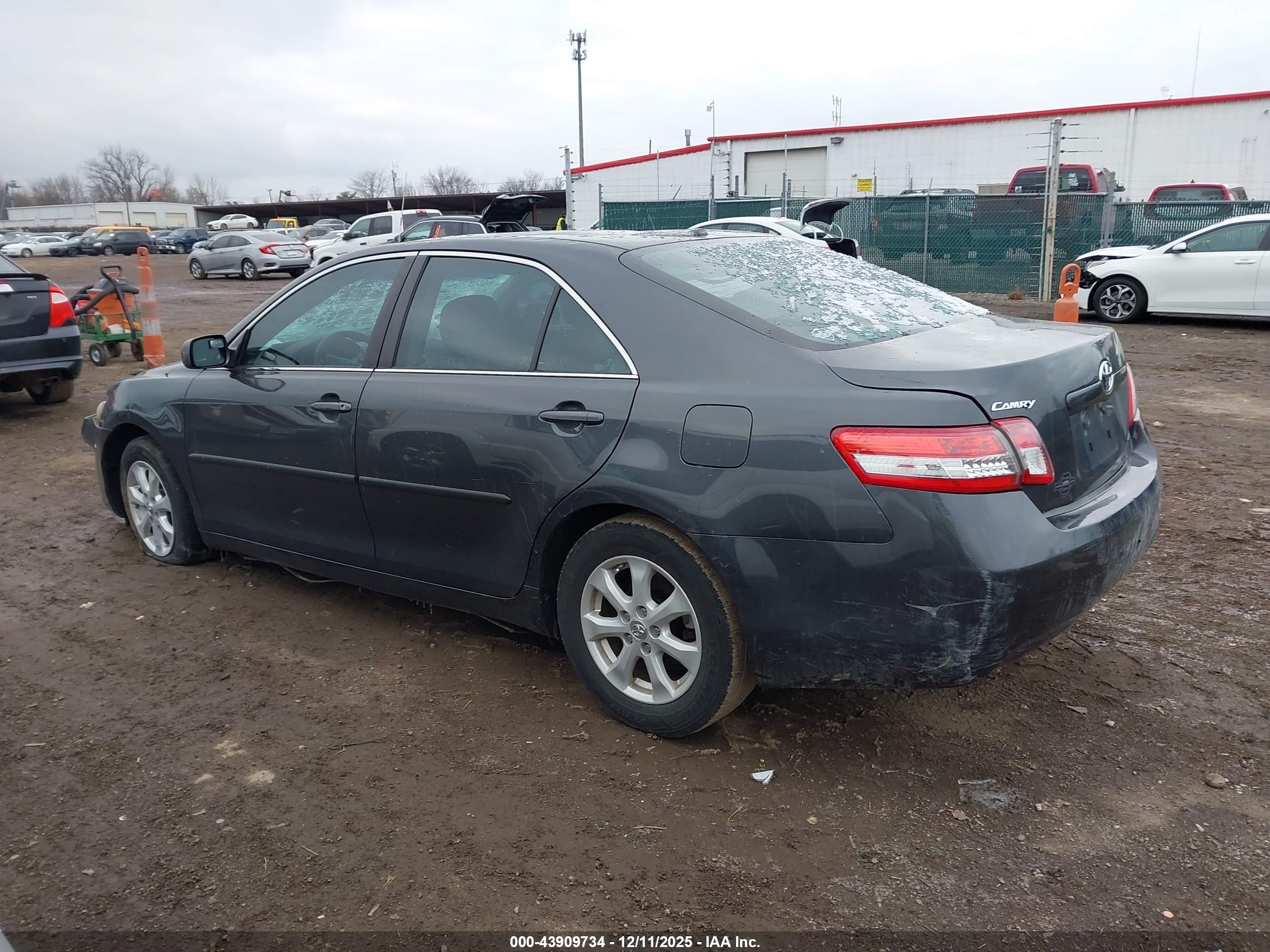 TOYOTA CAMRY image 3
