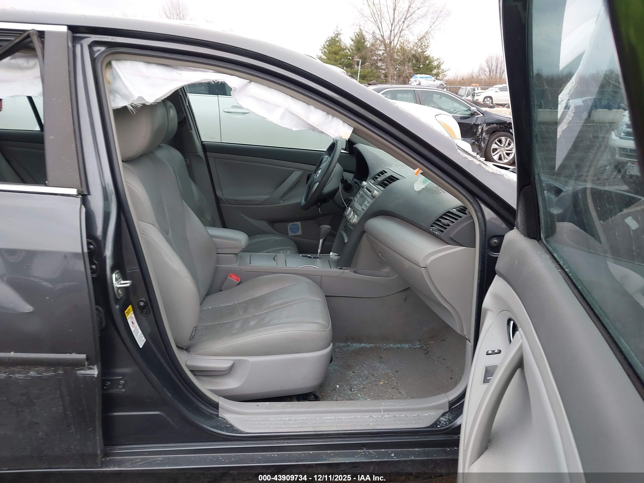 TOYOTA CAMRY image 5