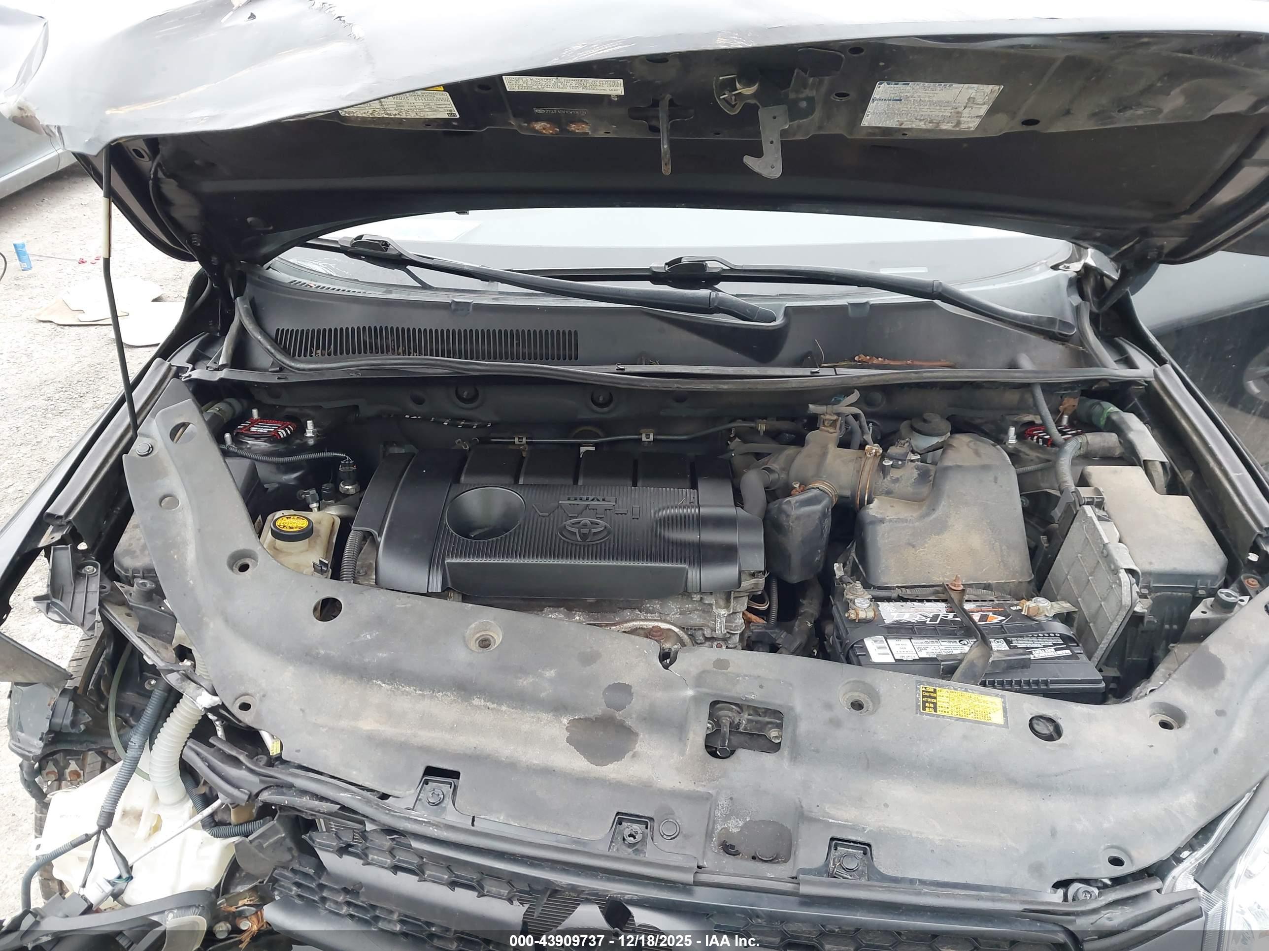TOYOTA RAV4 image 10