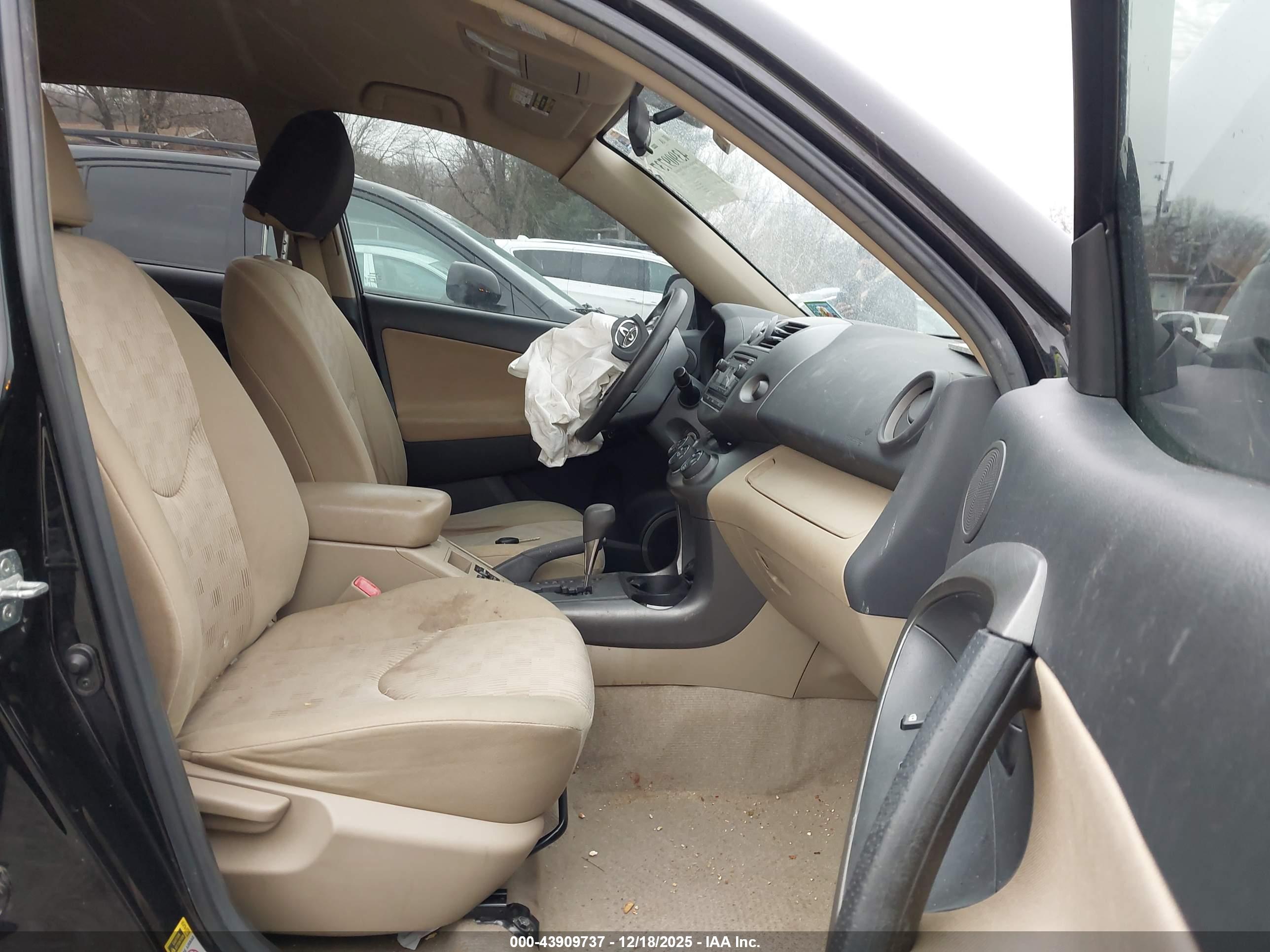TOYOTA RAV4 image 5