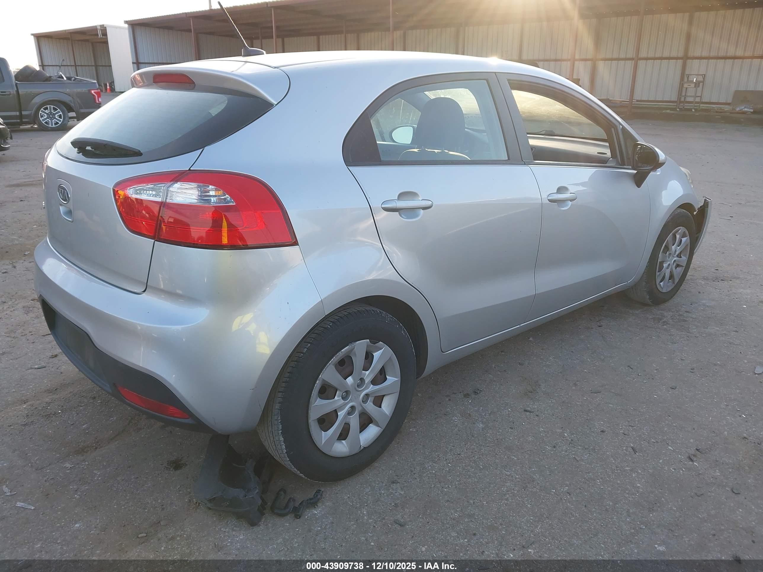 KIA RIO5 image 4
