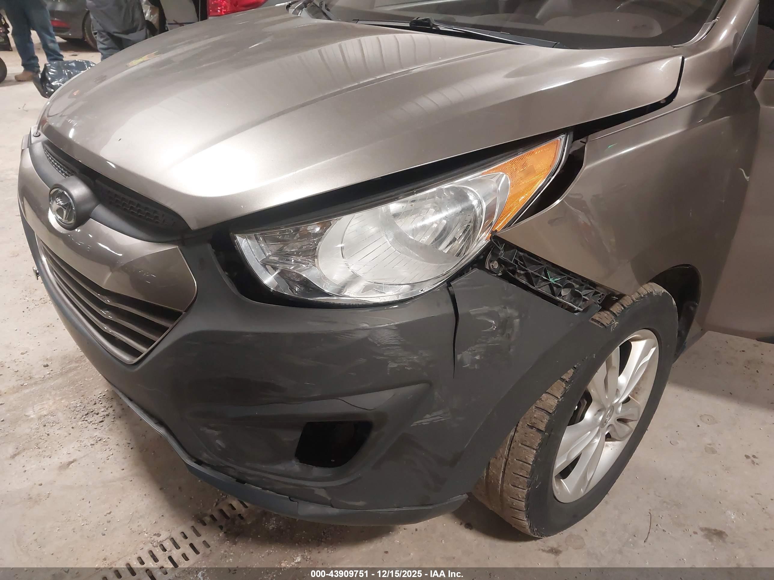 HYUNDAI TUCSON image 6