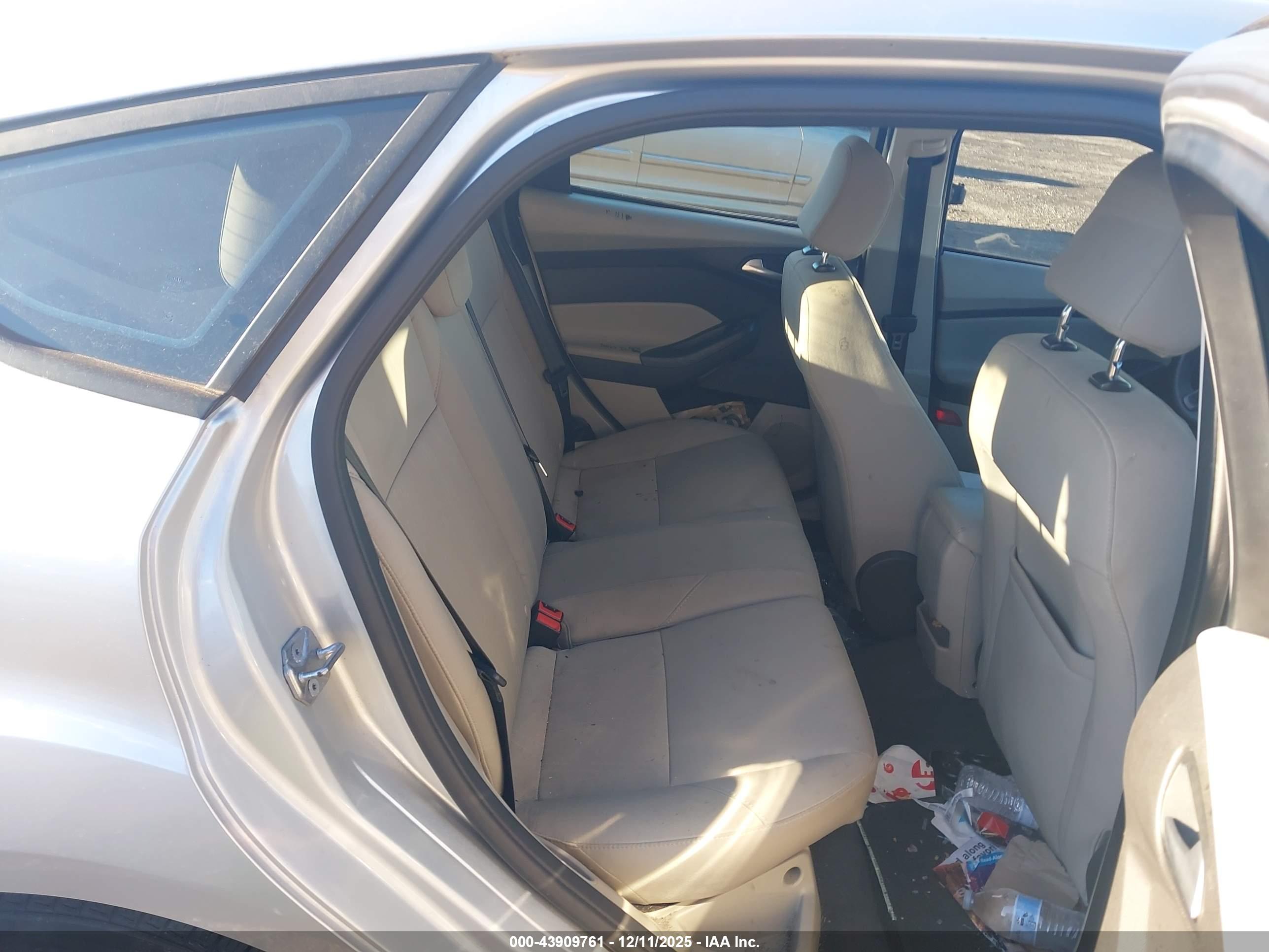 FORD FOCUS image 8