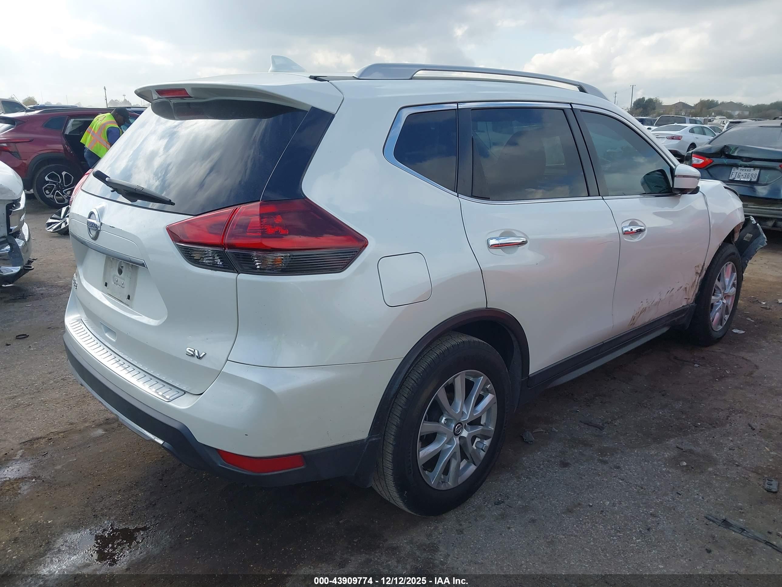 NISSAN ROGUE image 4