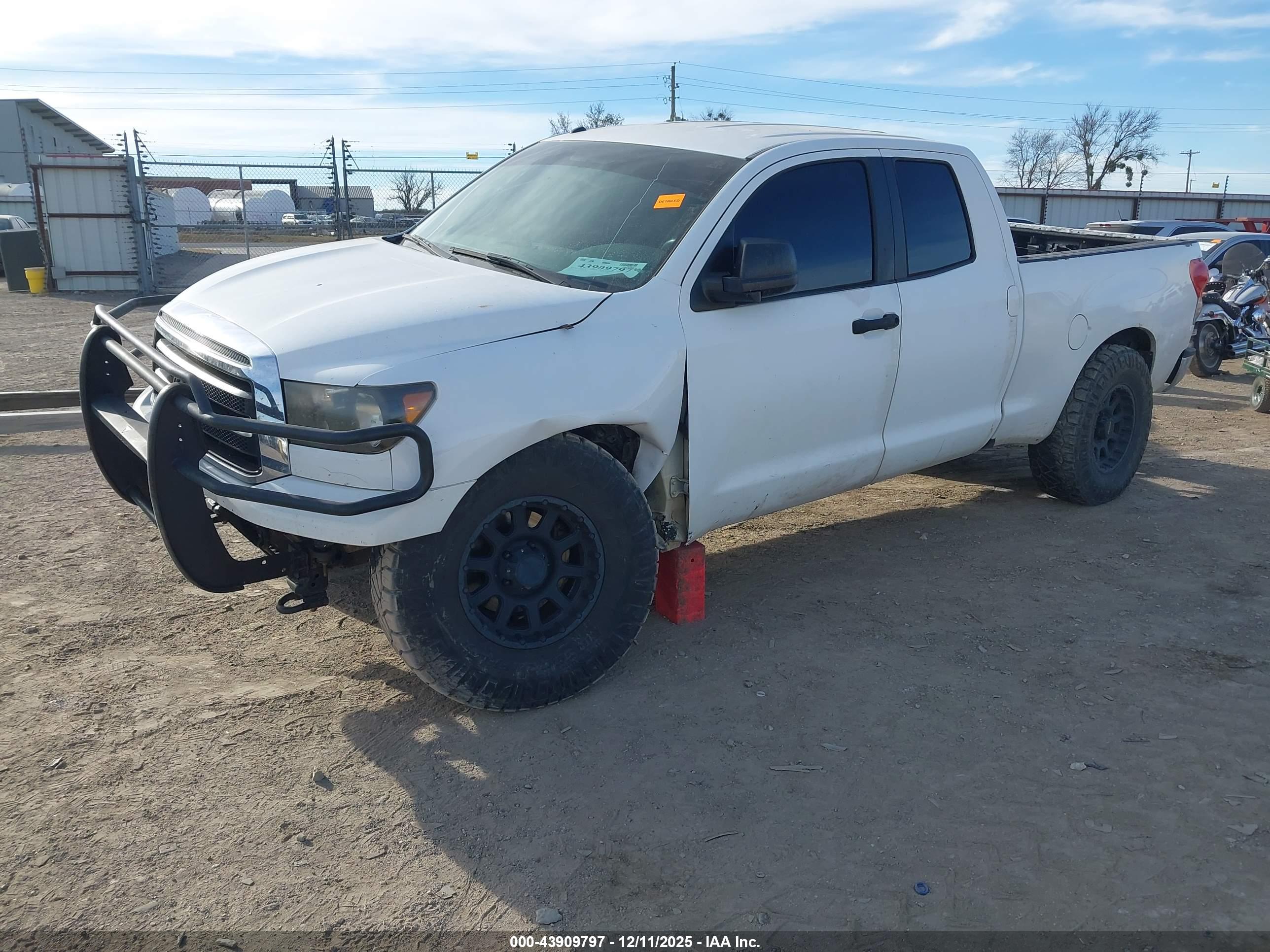 TOYOTA TUNDRA image 2