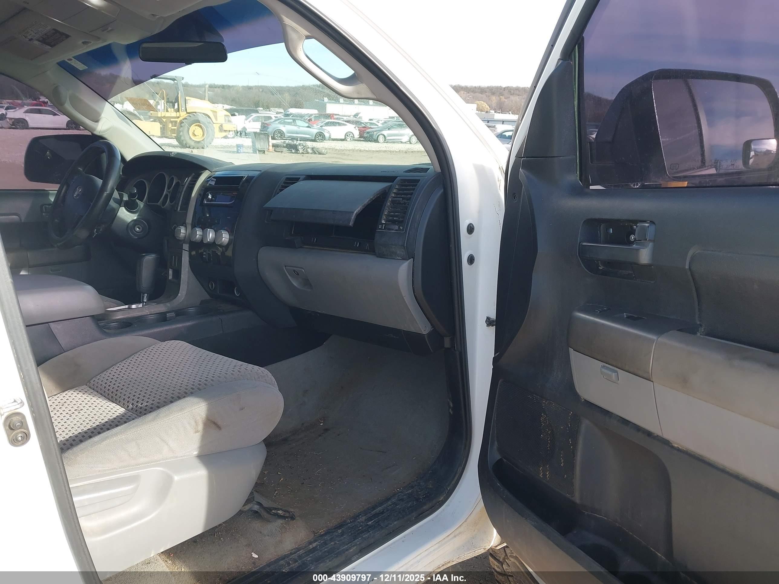 TOYOTA TUNDRA image 5