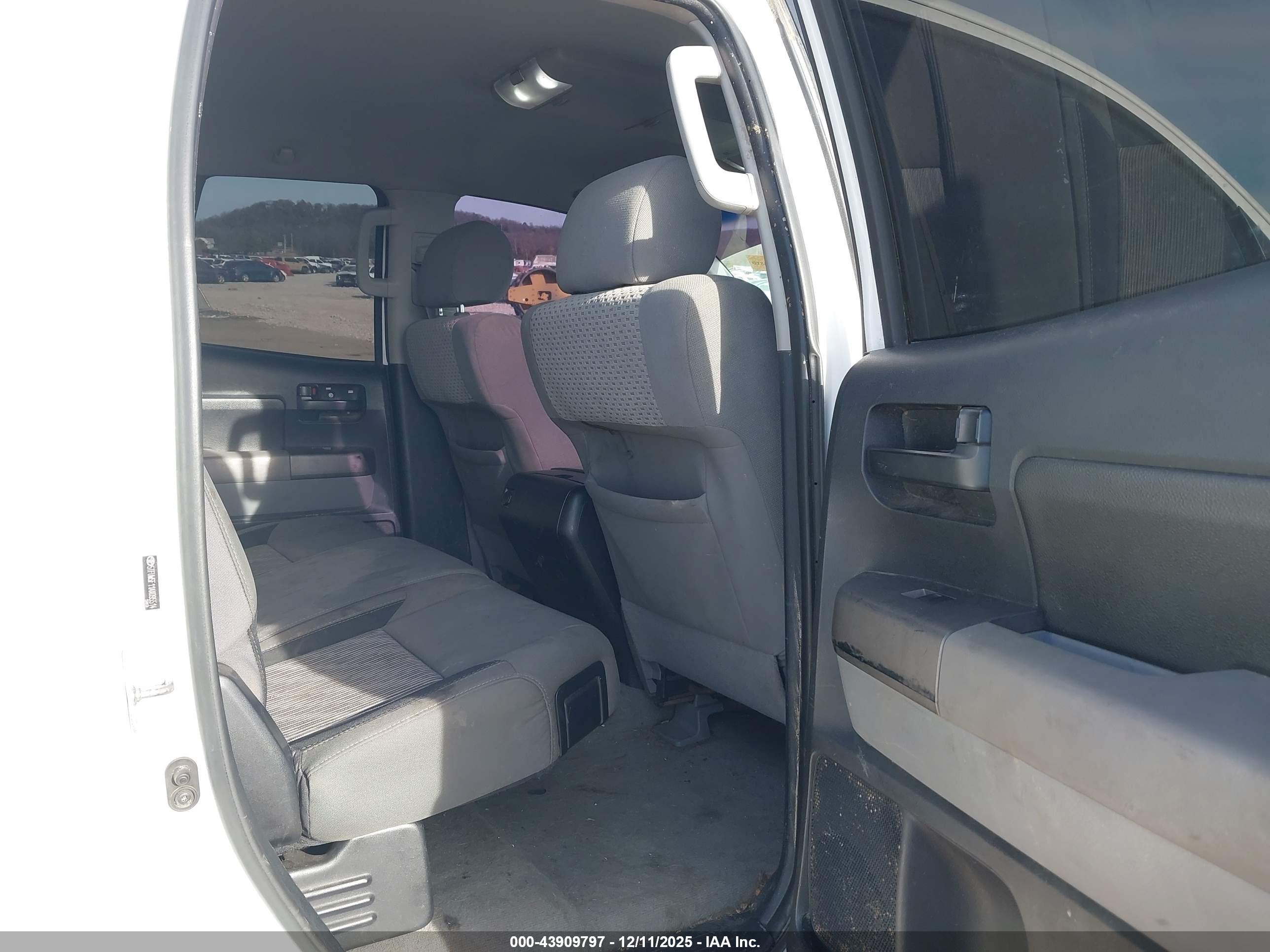 TOYOTA TUNDRA image 8