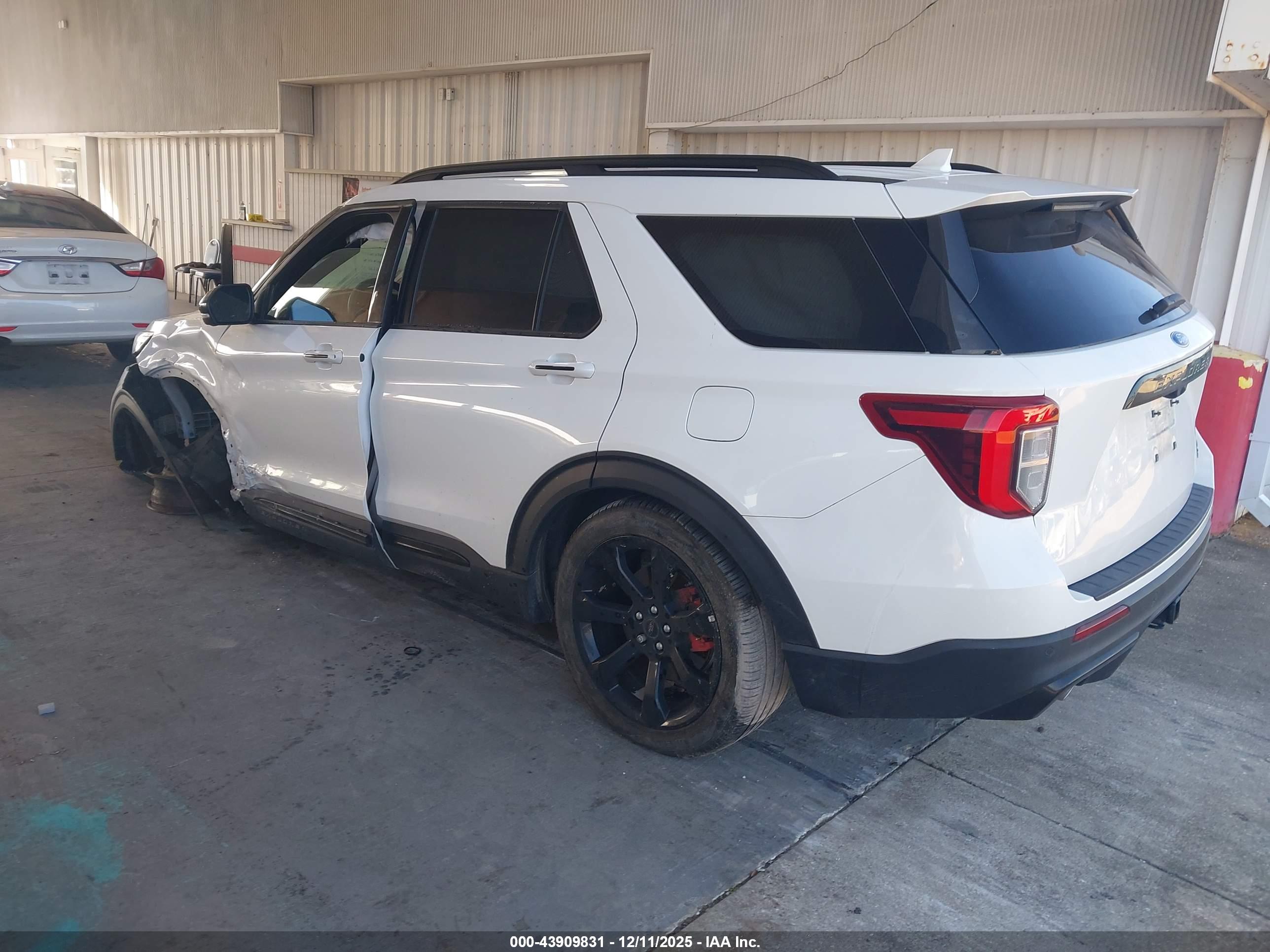 FORD EXPLORER image 3
