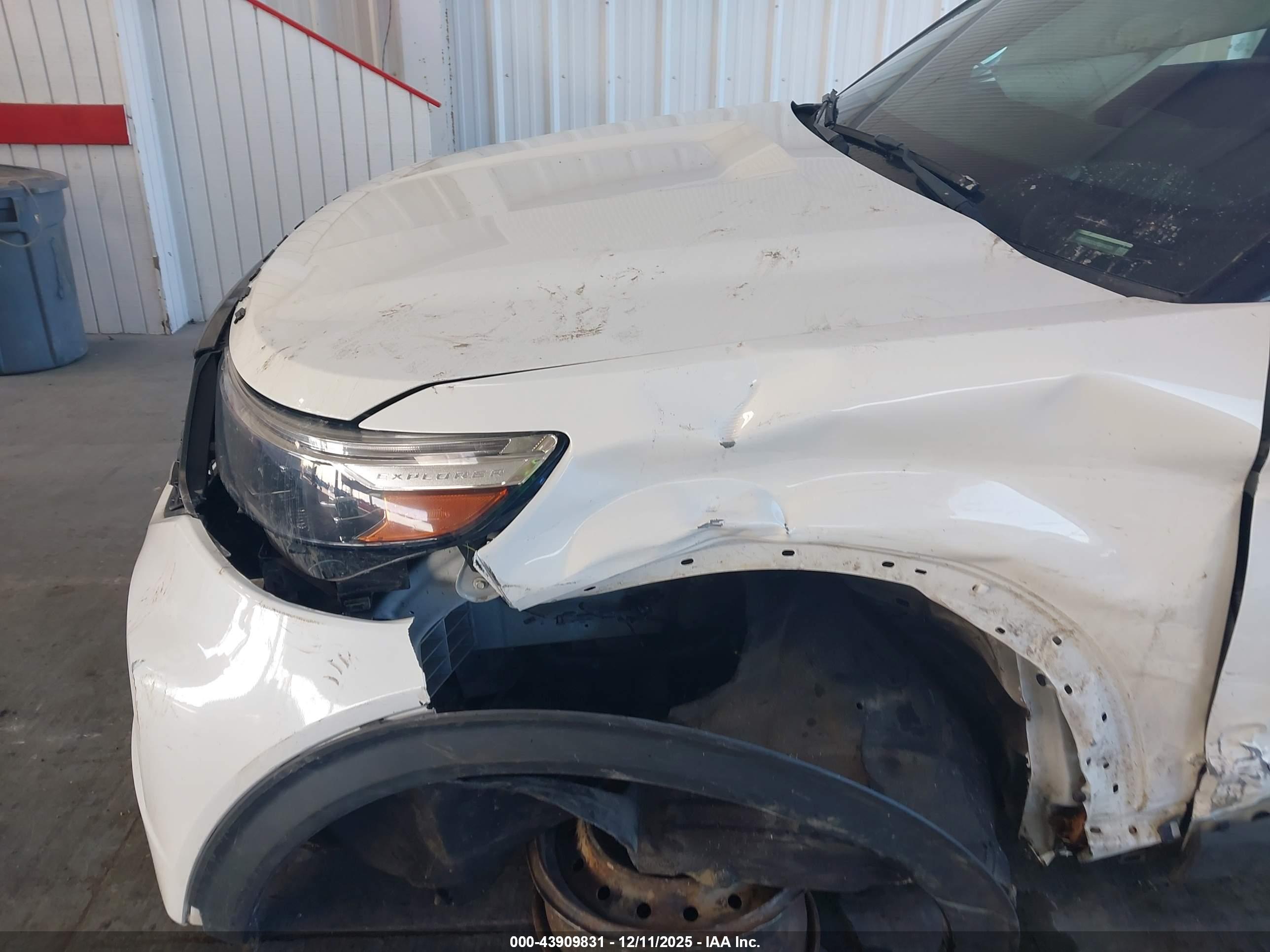 FORD EXPLORER image 6