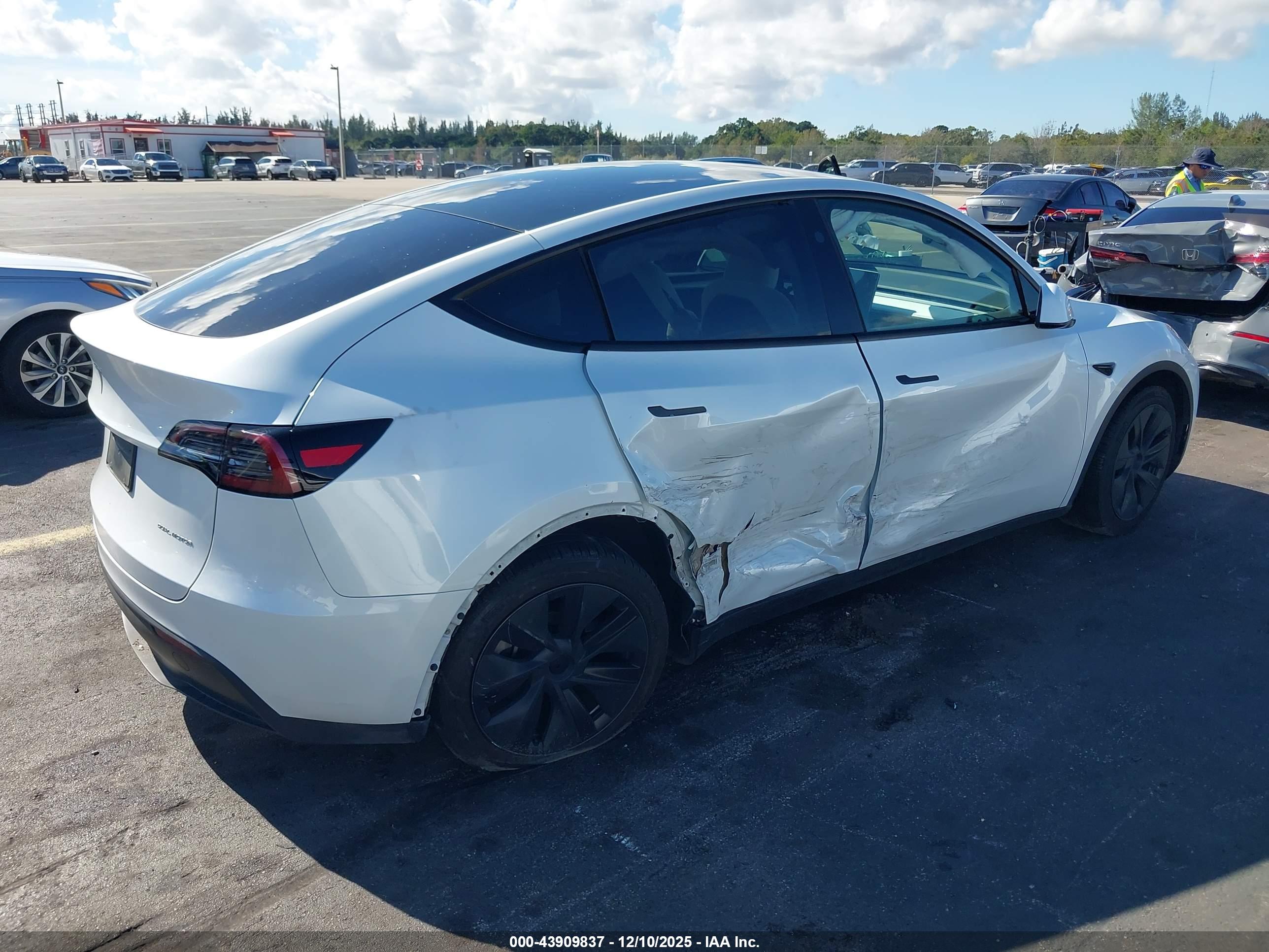 TESLA MODEL image 4