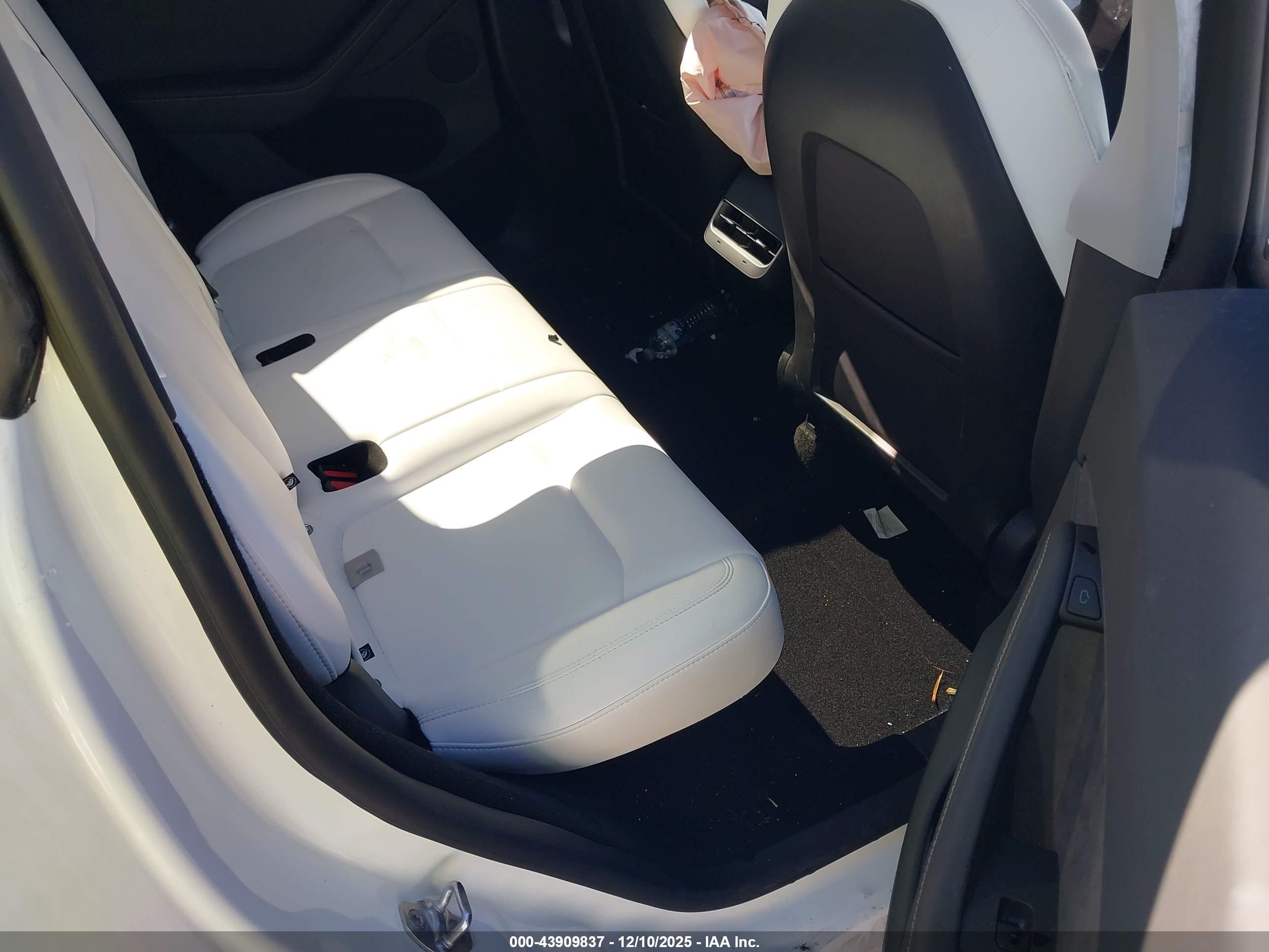 TESLA MODEL image 8