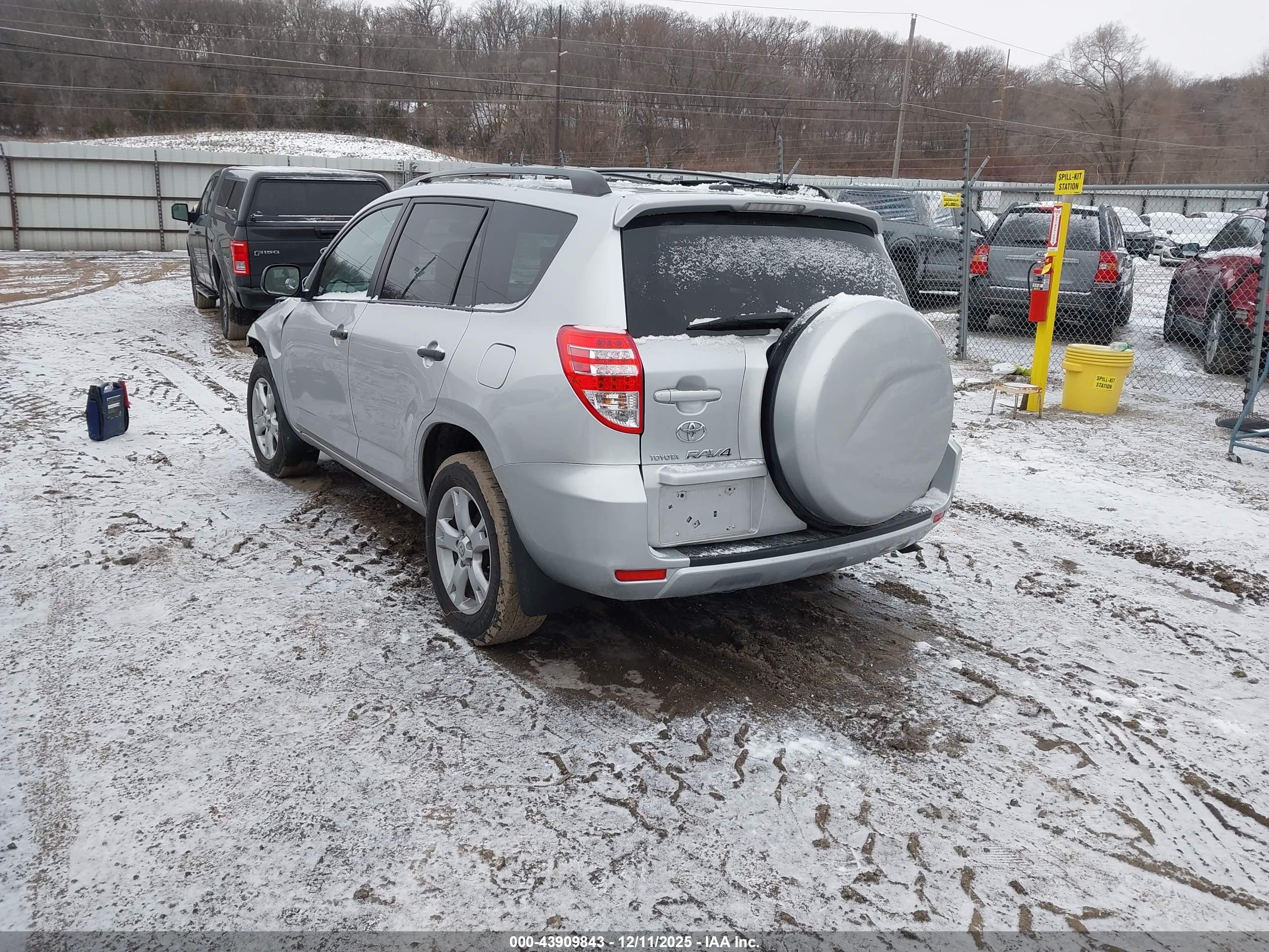 TOYOTA RAV4 image 3