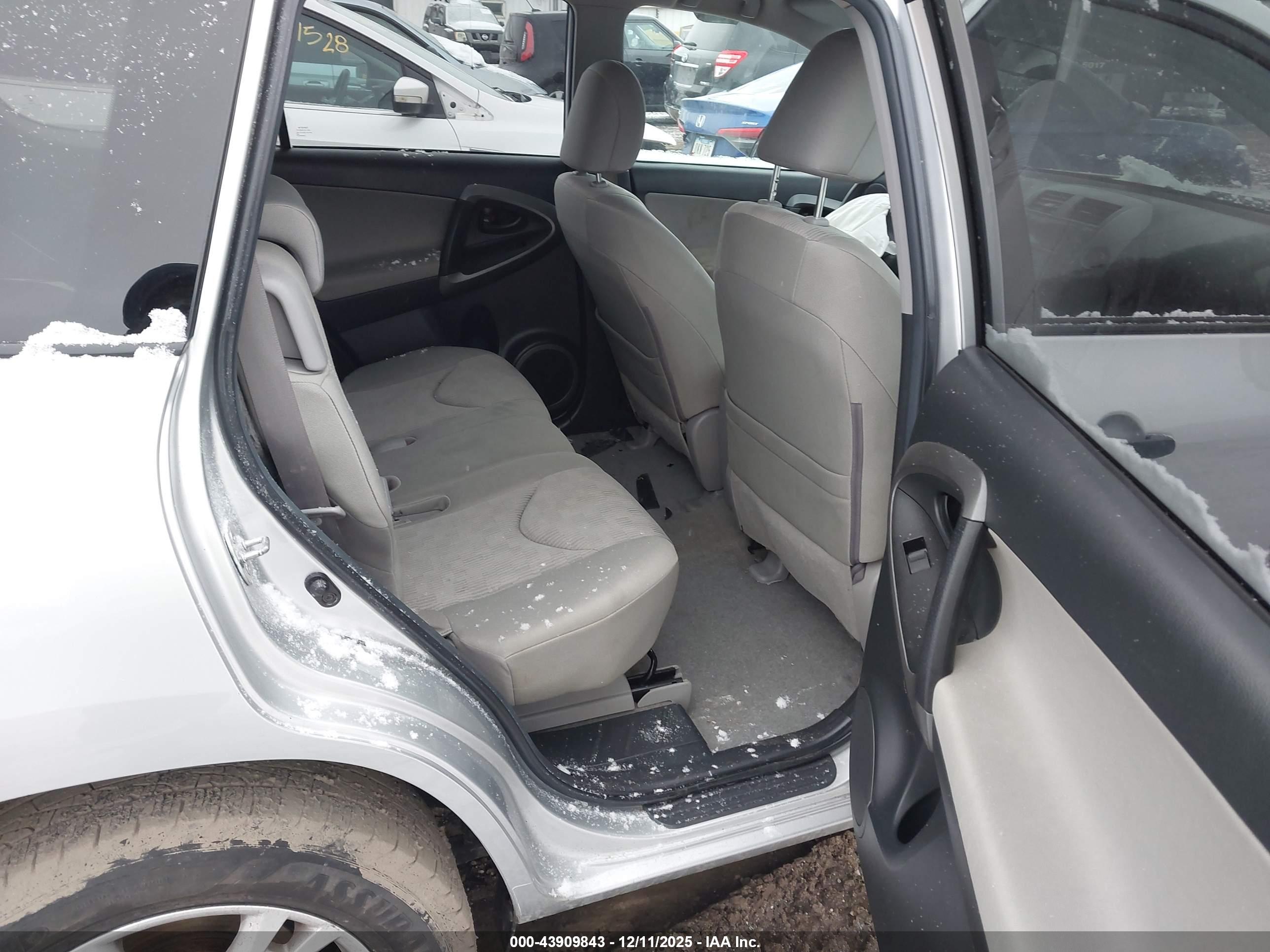 TOYOTA RAV4 image 8