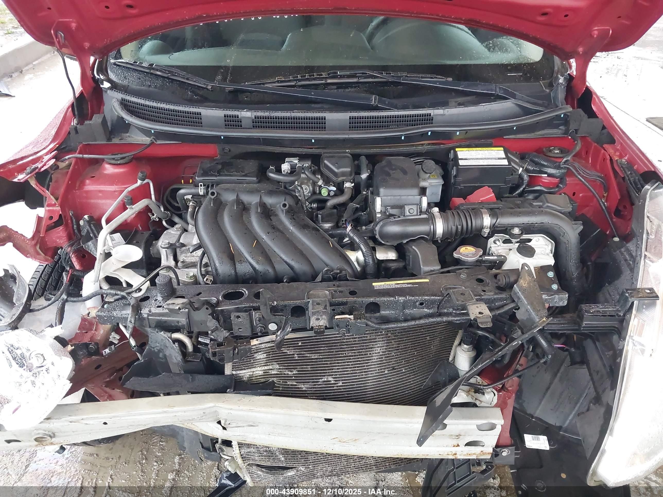NISSAN VERSA image 10