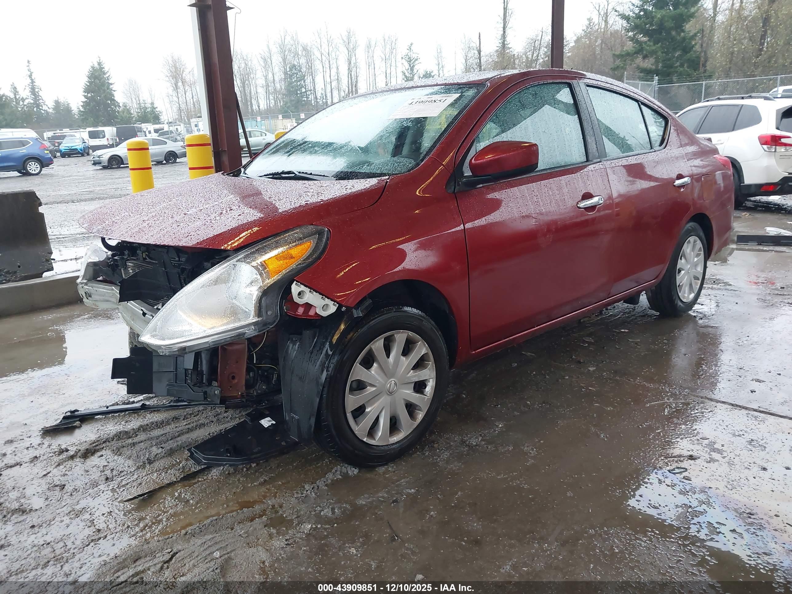 NISSAN VERSA image 2
