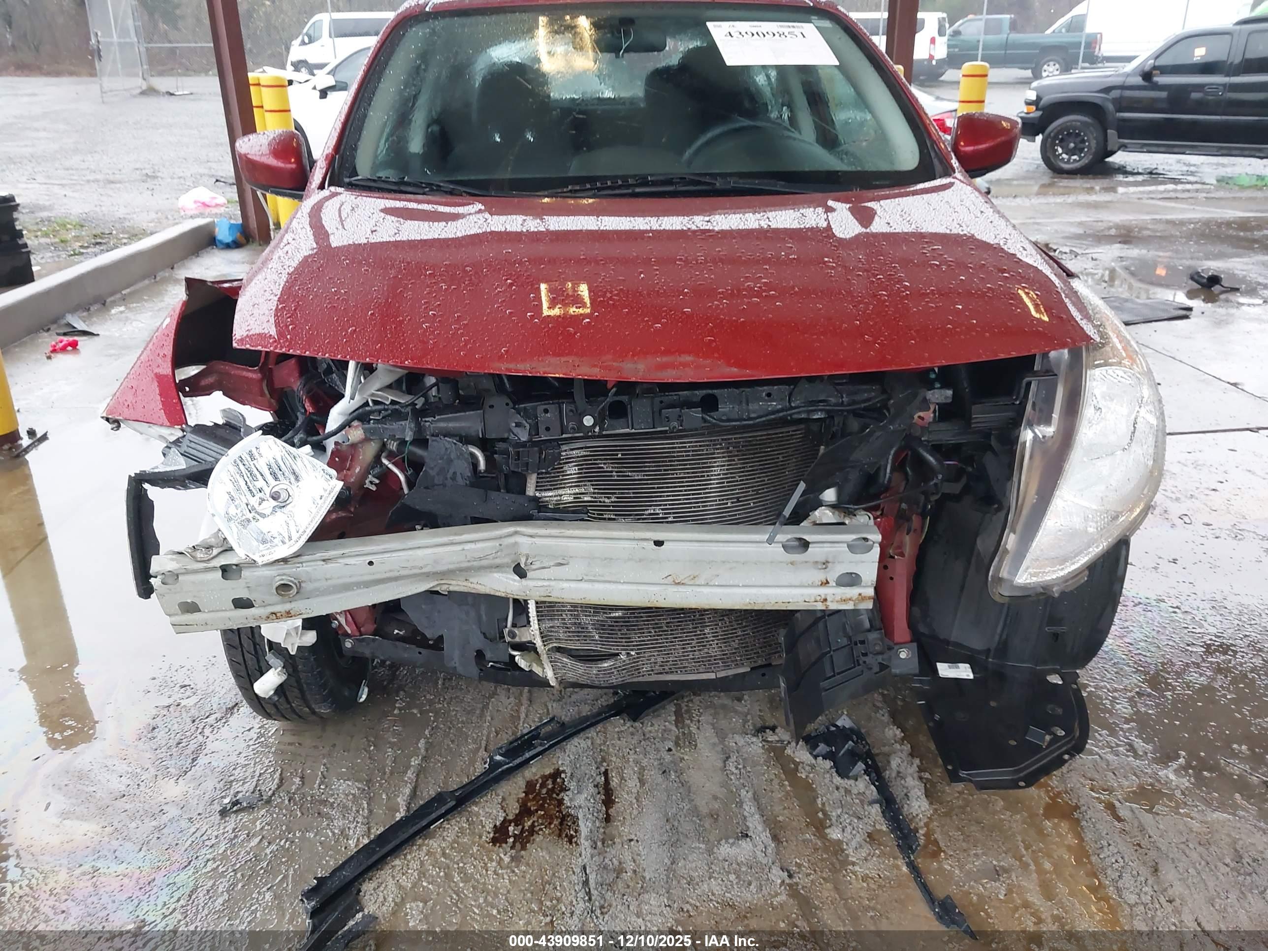 NISSAN VERSA image 6