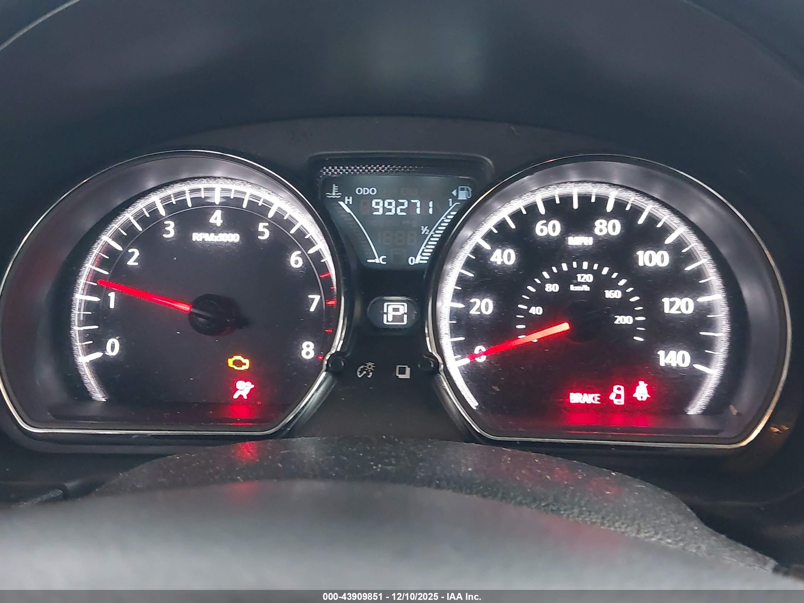 NISSAN VERSA image 7