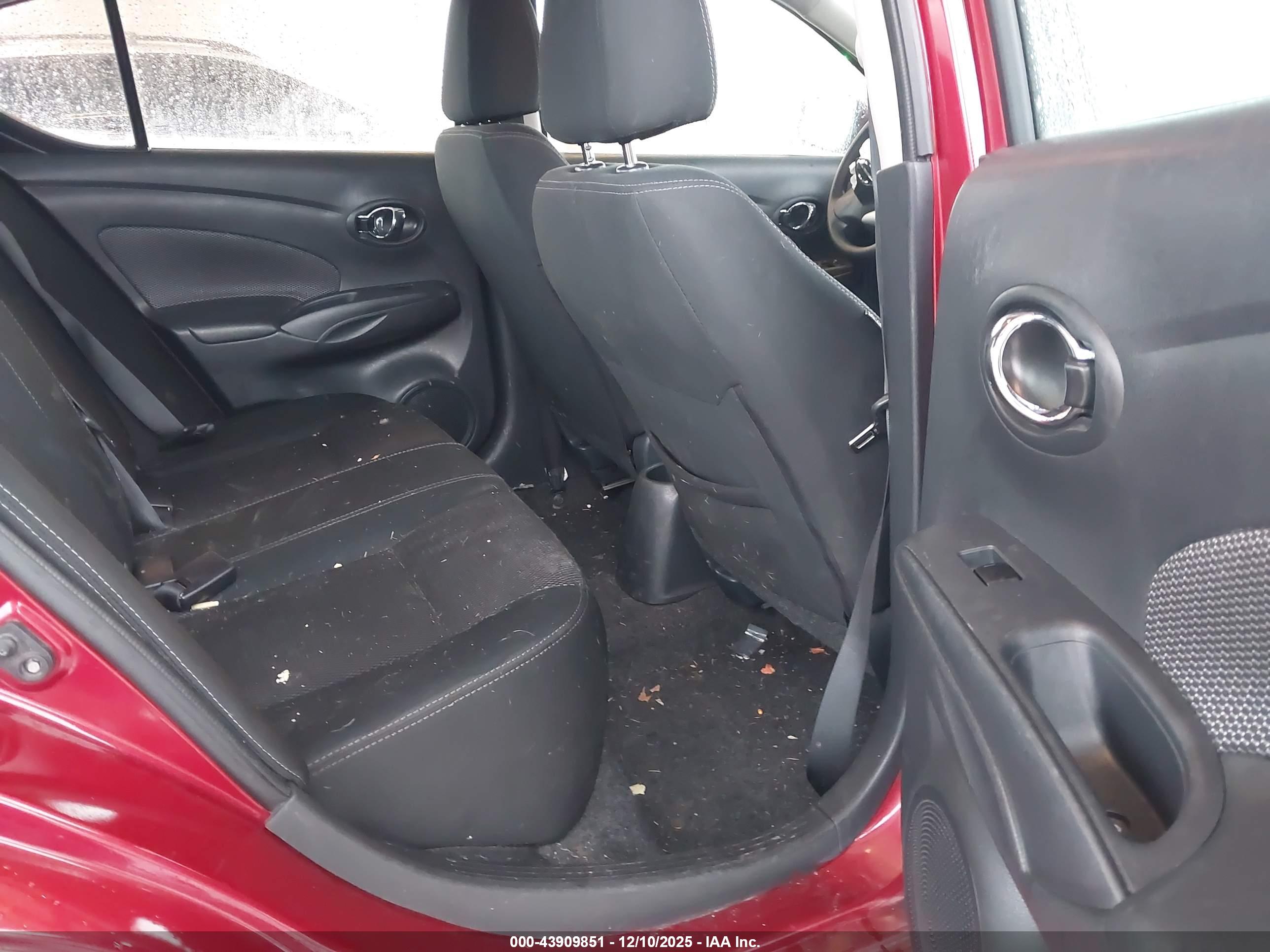 NISSAN VERSA image 8