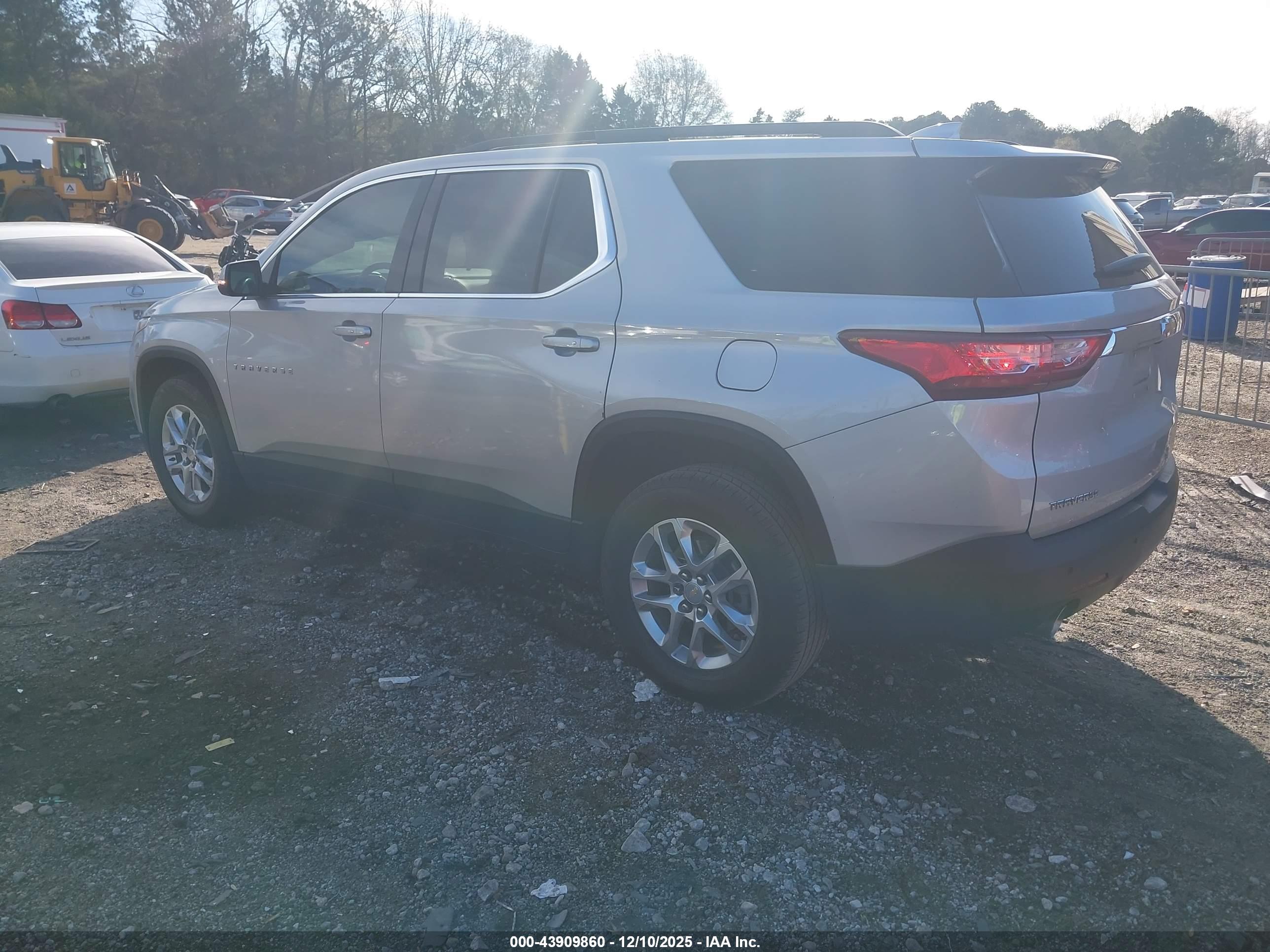 CHEVROLET TRAVERSE image 3