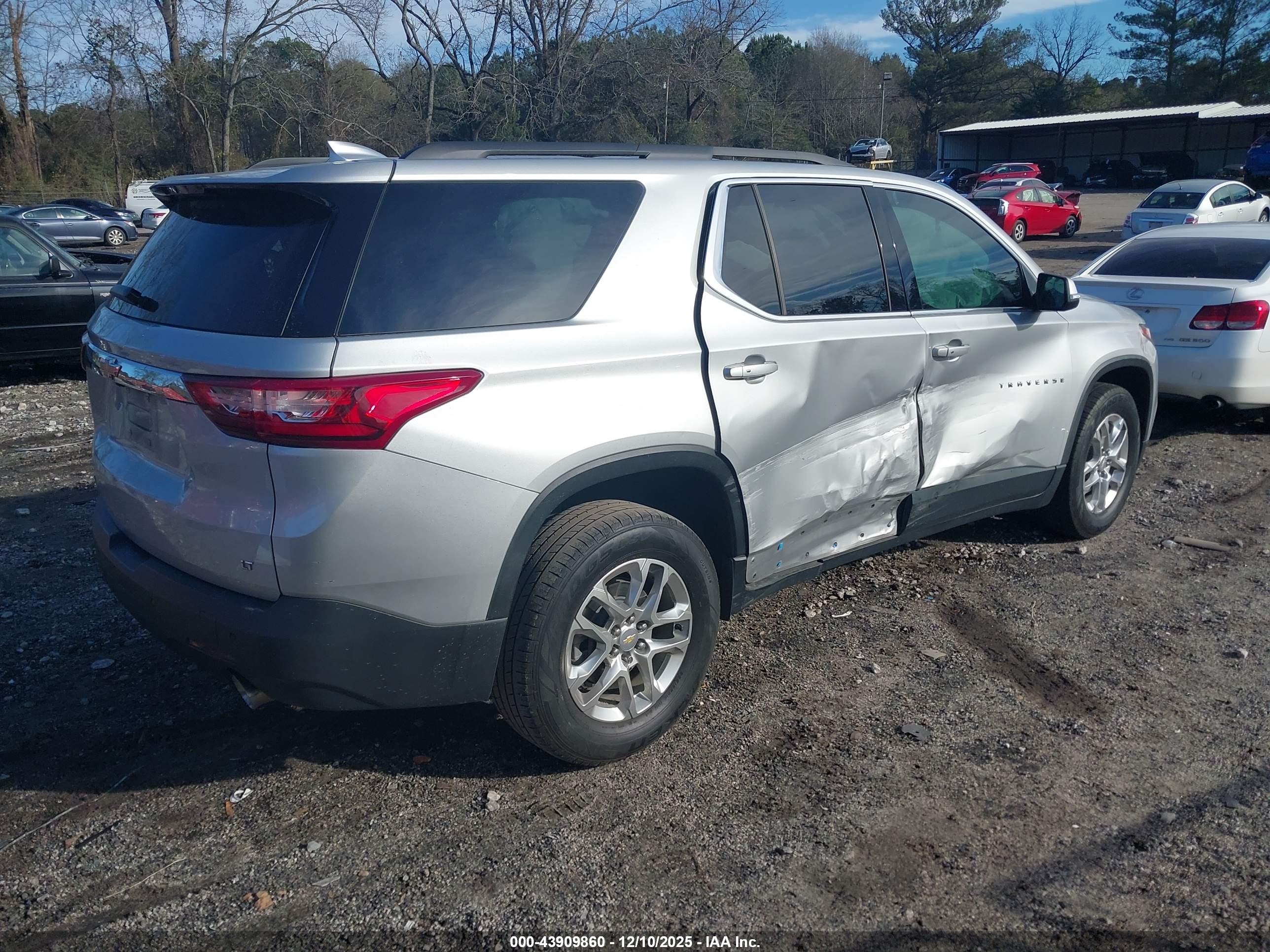 CHEVROLET TRAVERSE image 4
