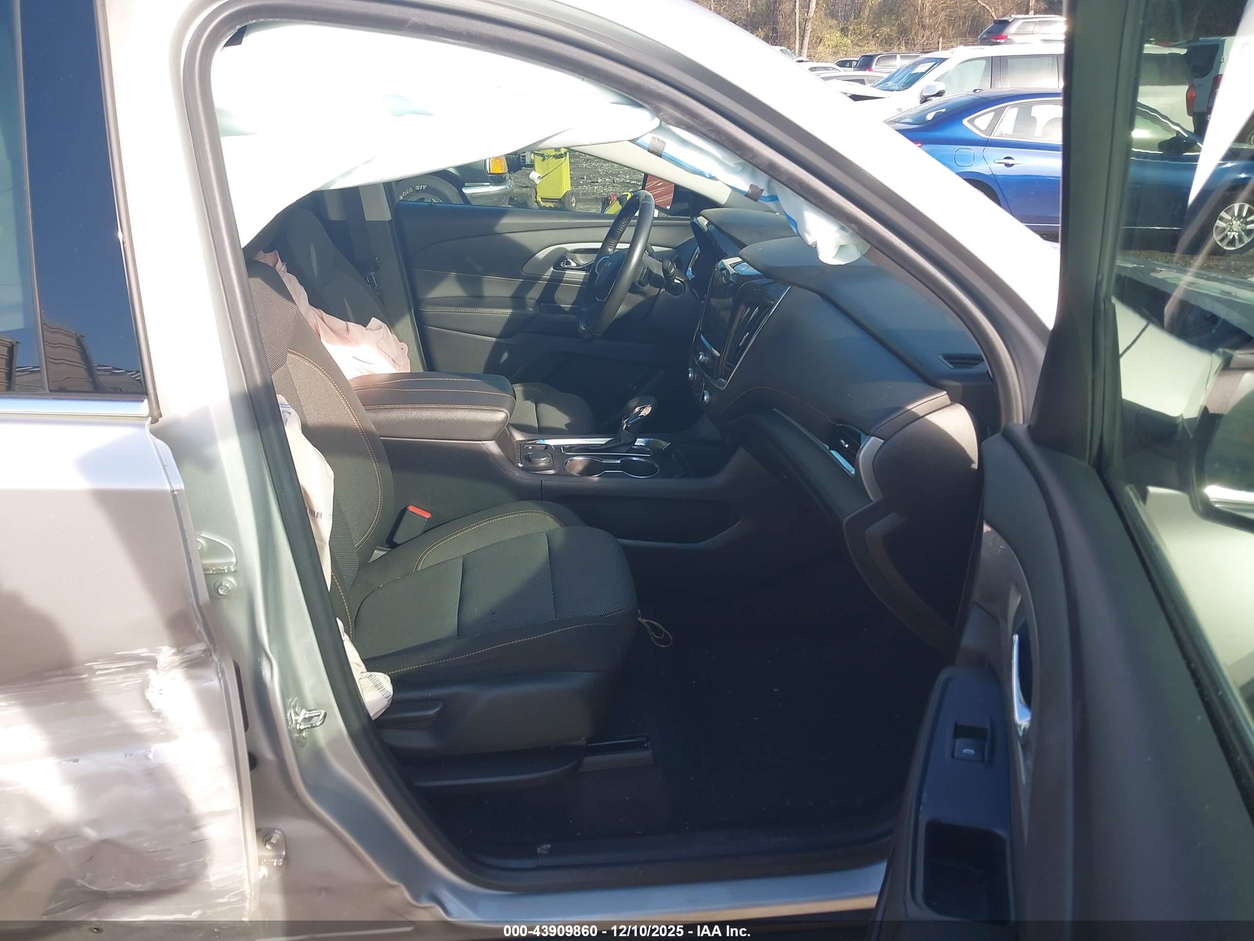 CHEVROLET TRAVERSE image 5