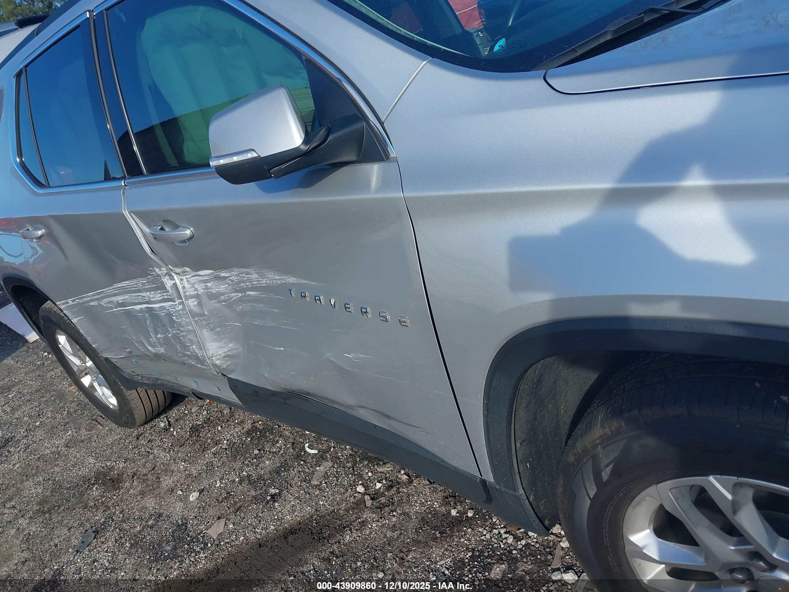 CHEVROLET TRAVERSE image 6