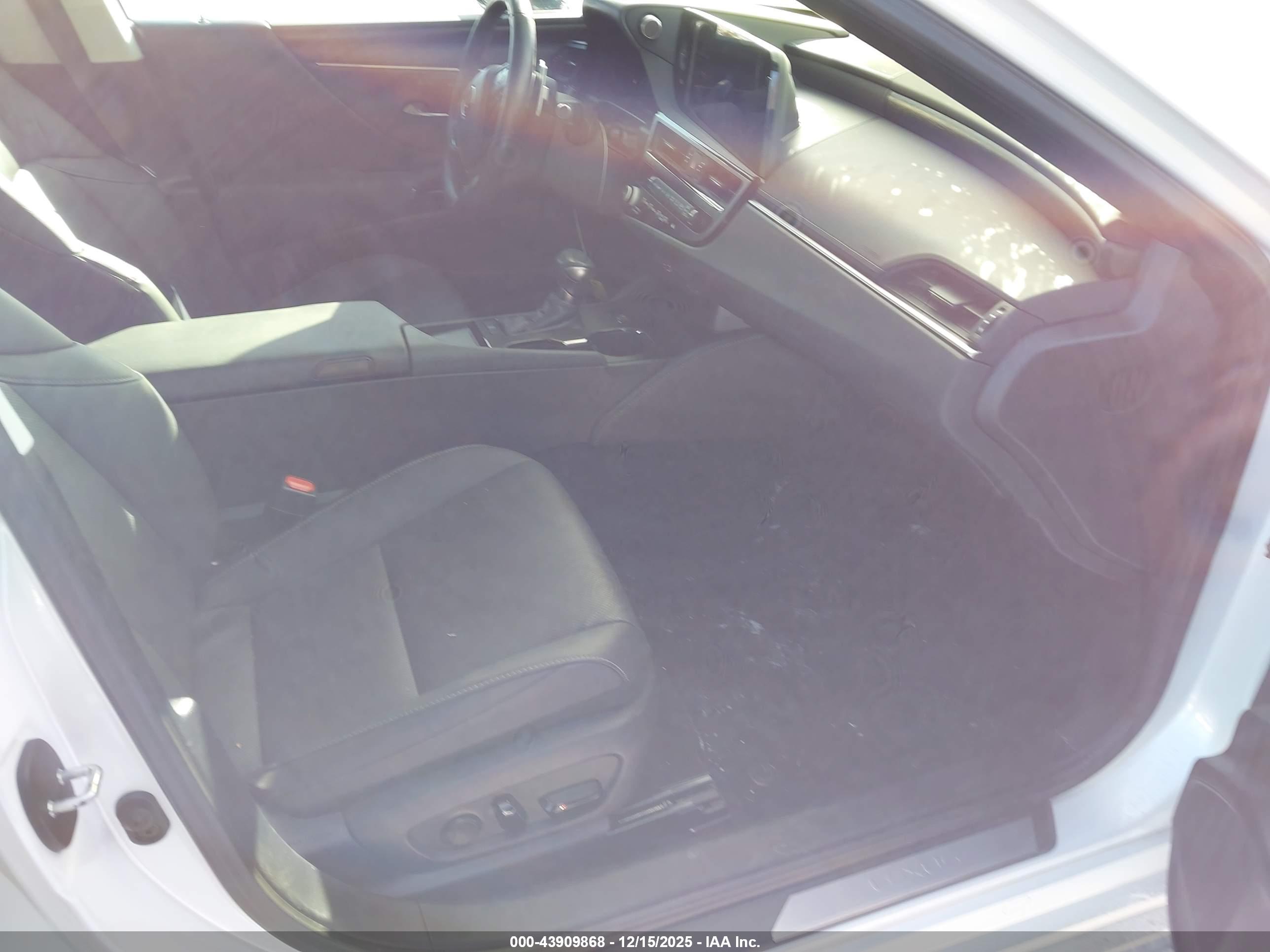 LEXUS ES image 5
