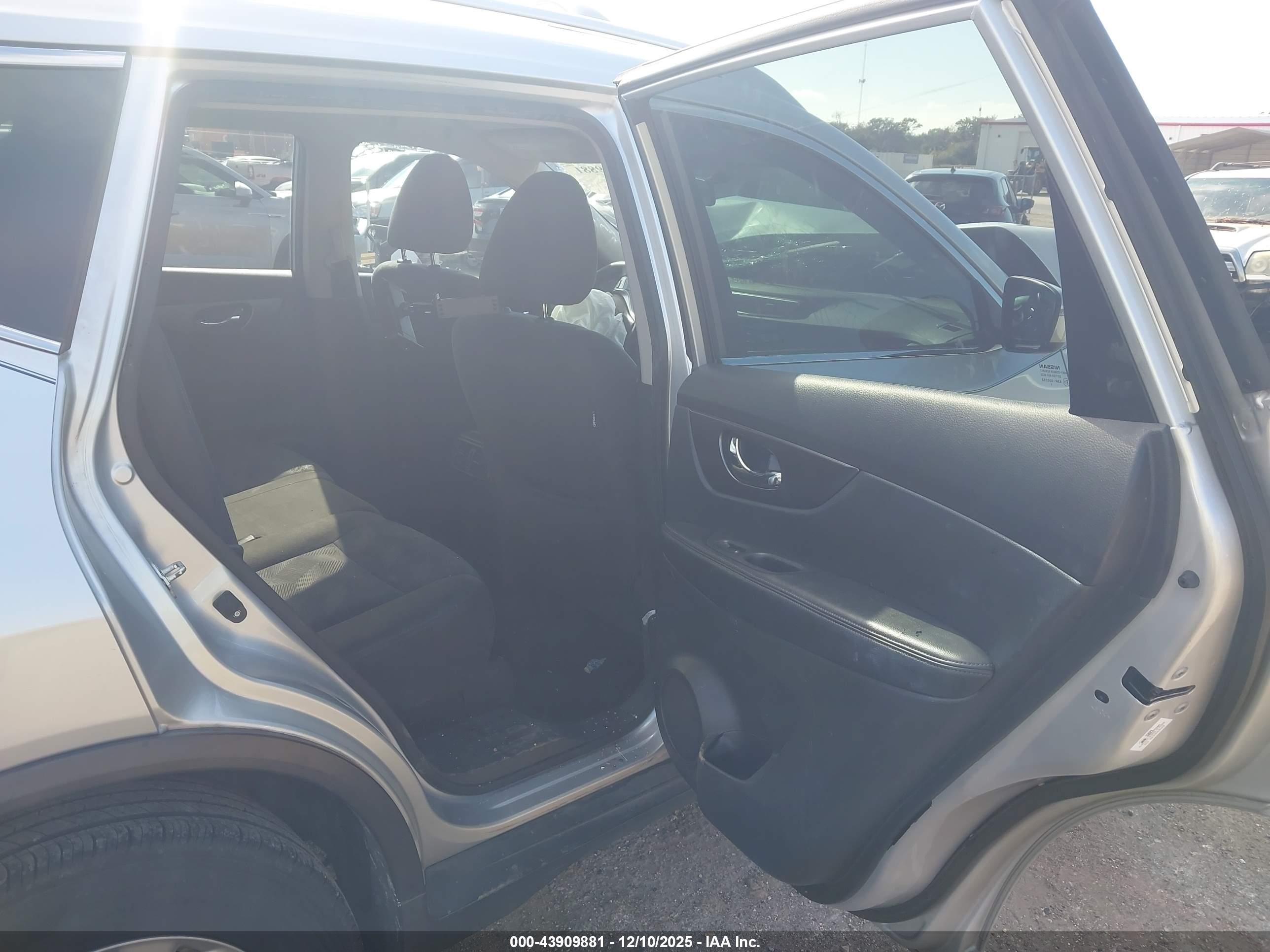 NISSAN ROGUE image 8