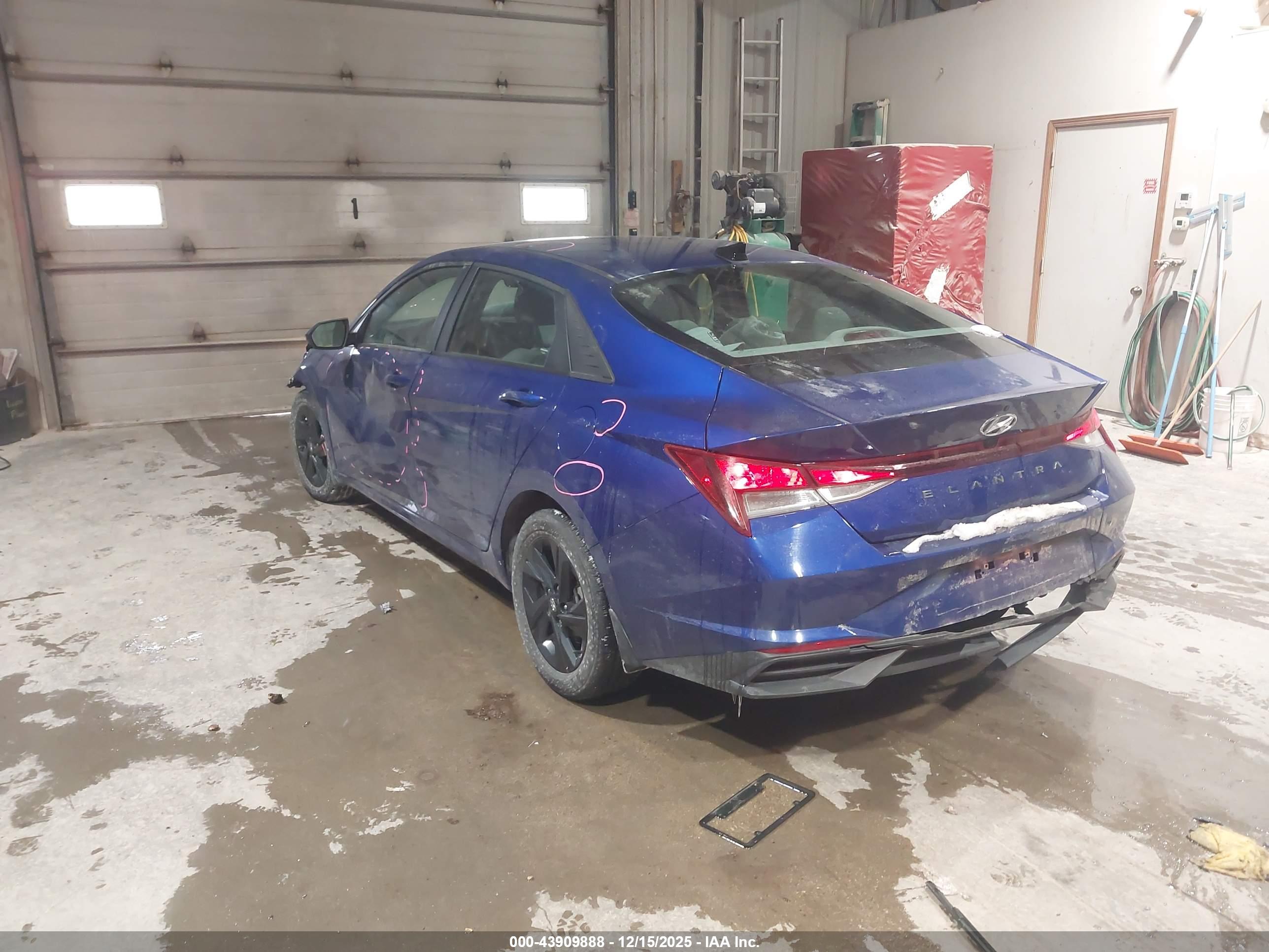 HYUNDAI ELANTRA image 3