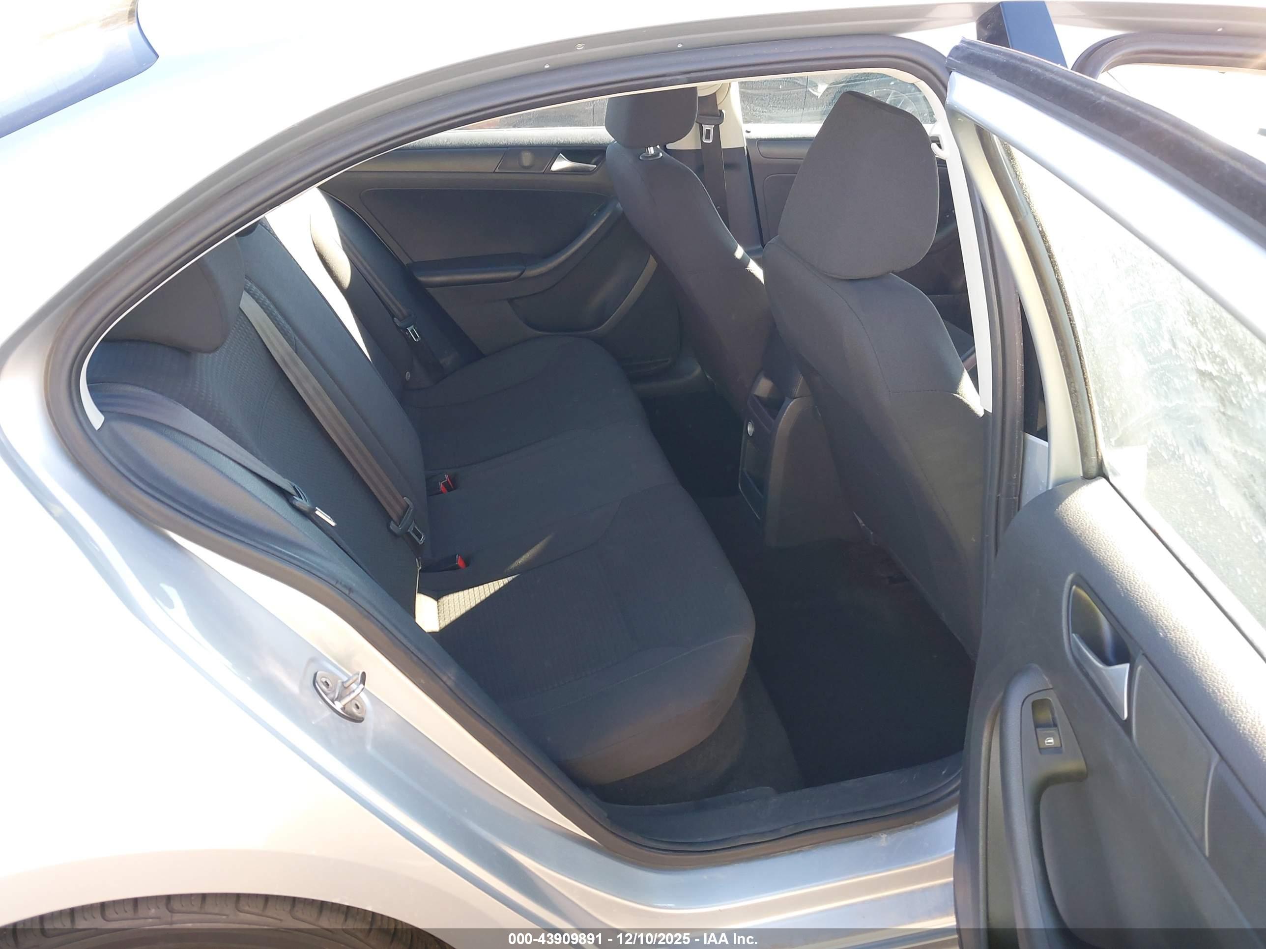 VOLKSWAGEN JETTA image 8