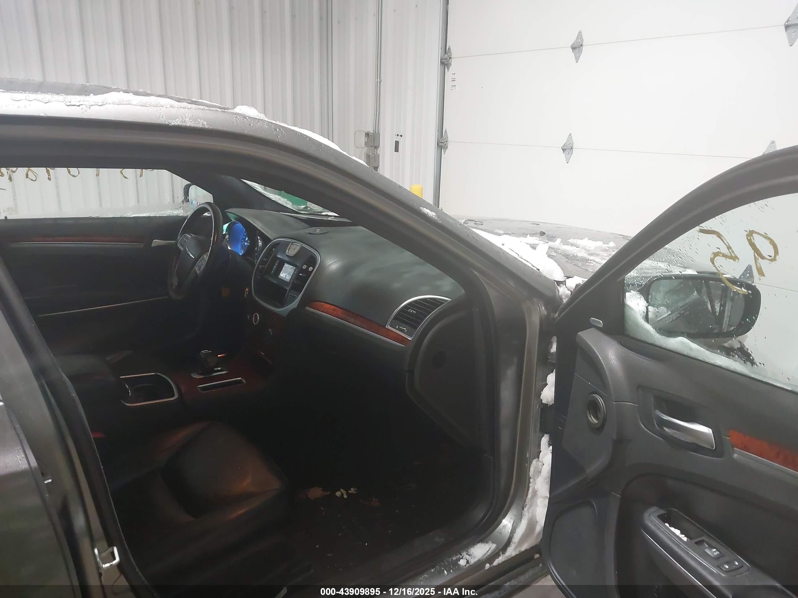 CHRYSLER 300 image 5