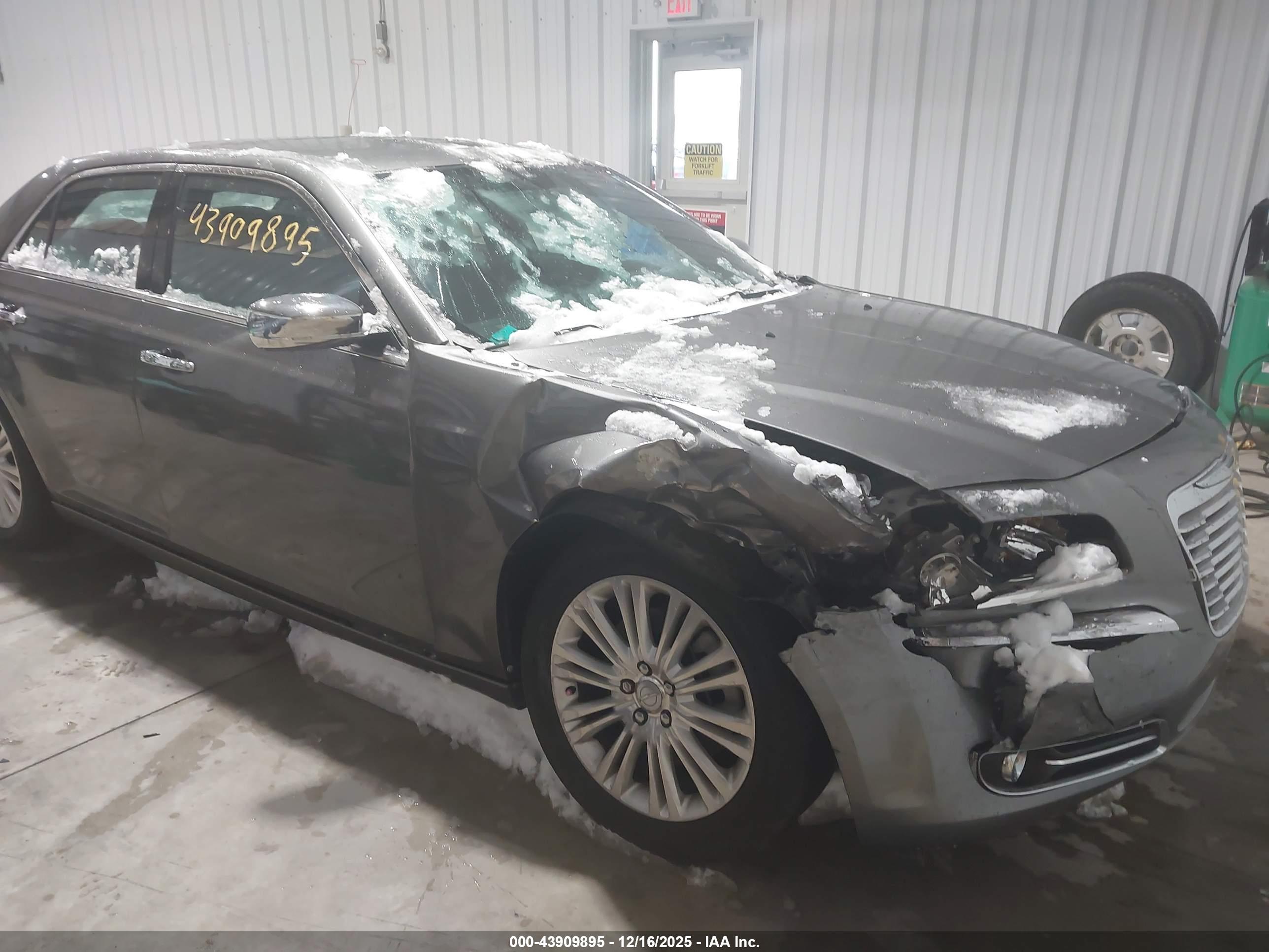 CHRYSLER 300 image 6