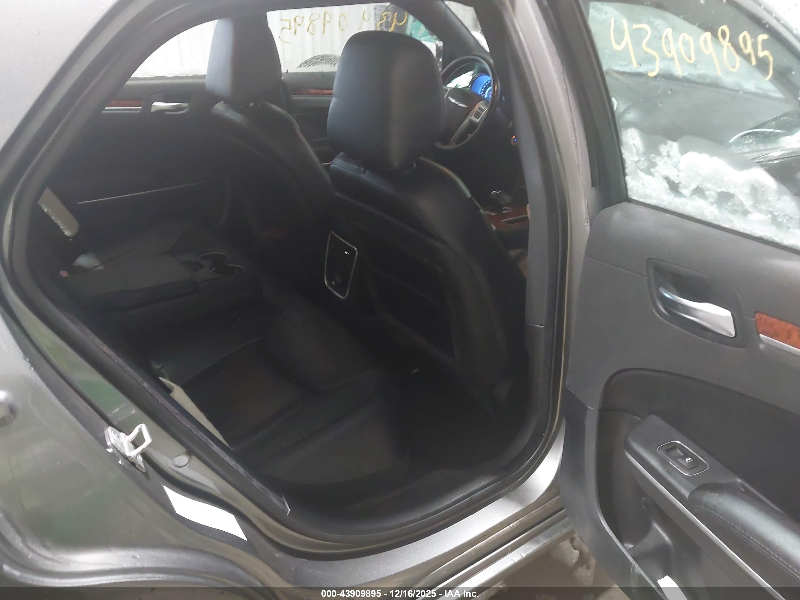 CHRYSLER 300 image 8