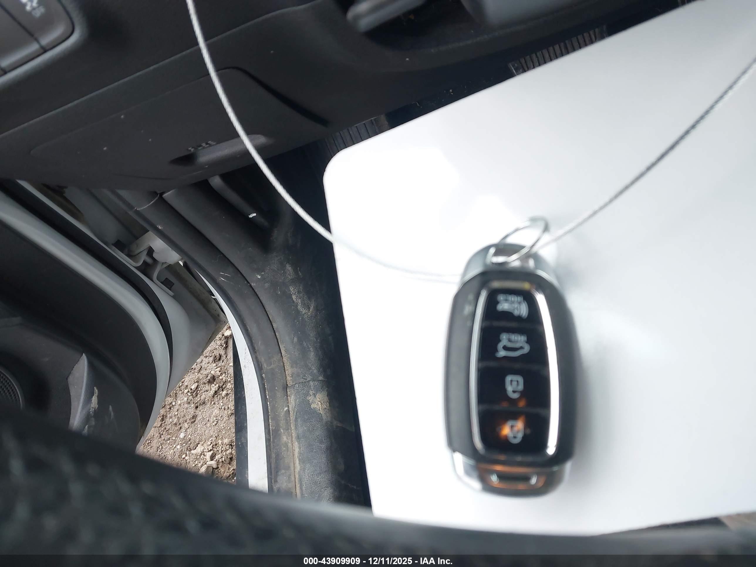 HYUNDAI KONA image 11