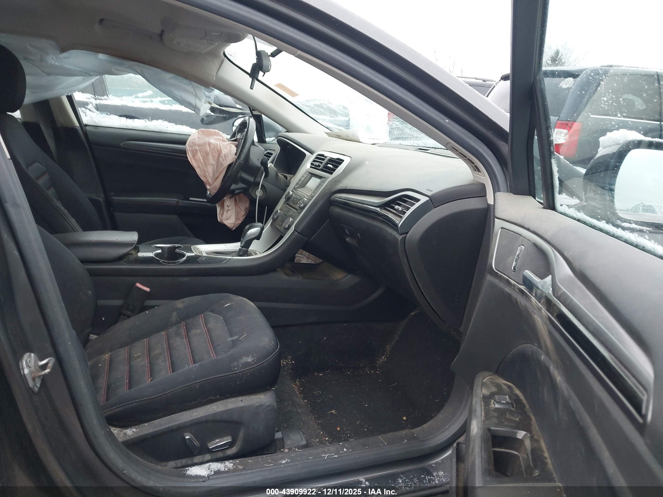 FORD FUSION image 5