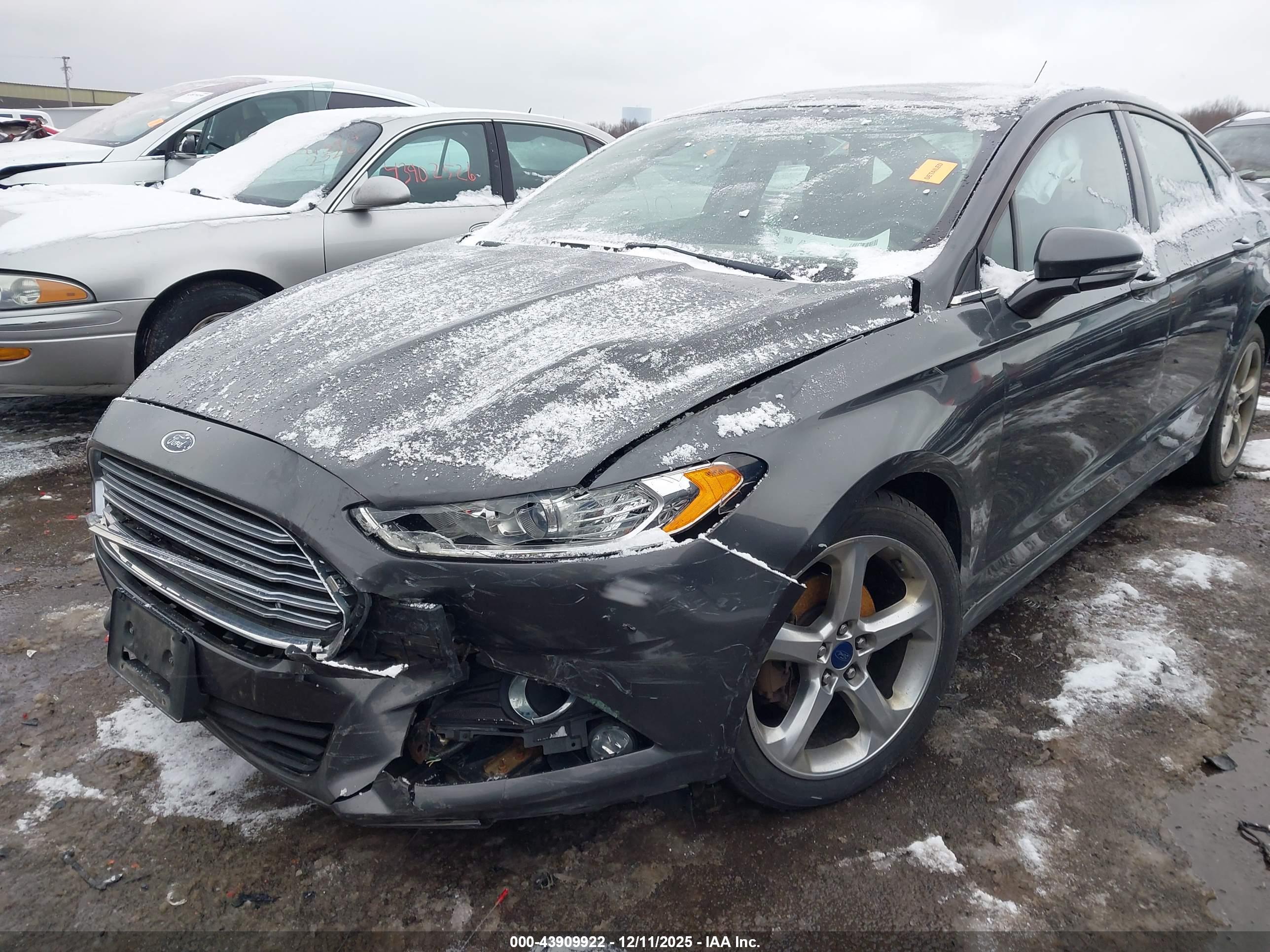 FORD FUSION image 6