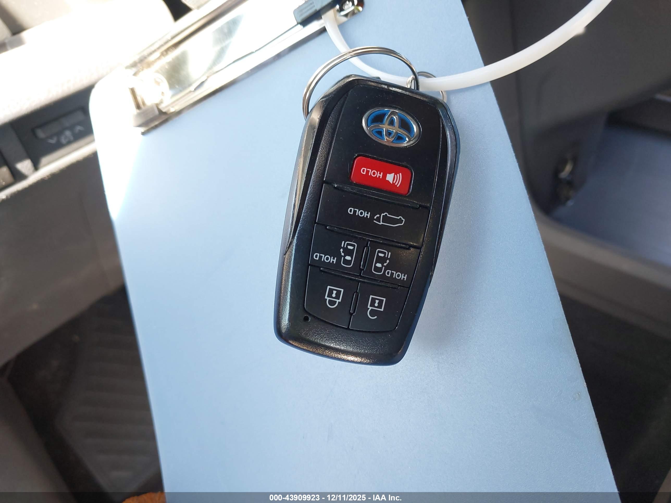 TOYOTA SIENNA image 11
