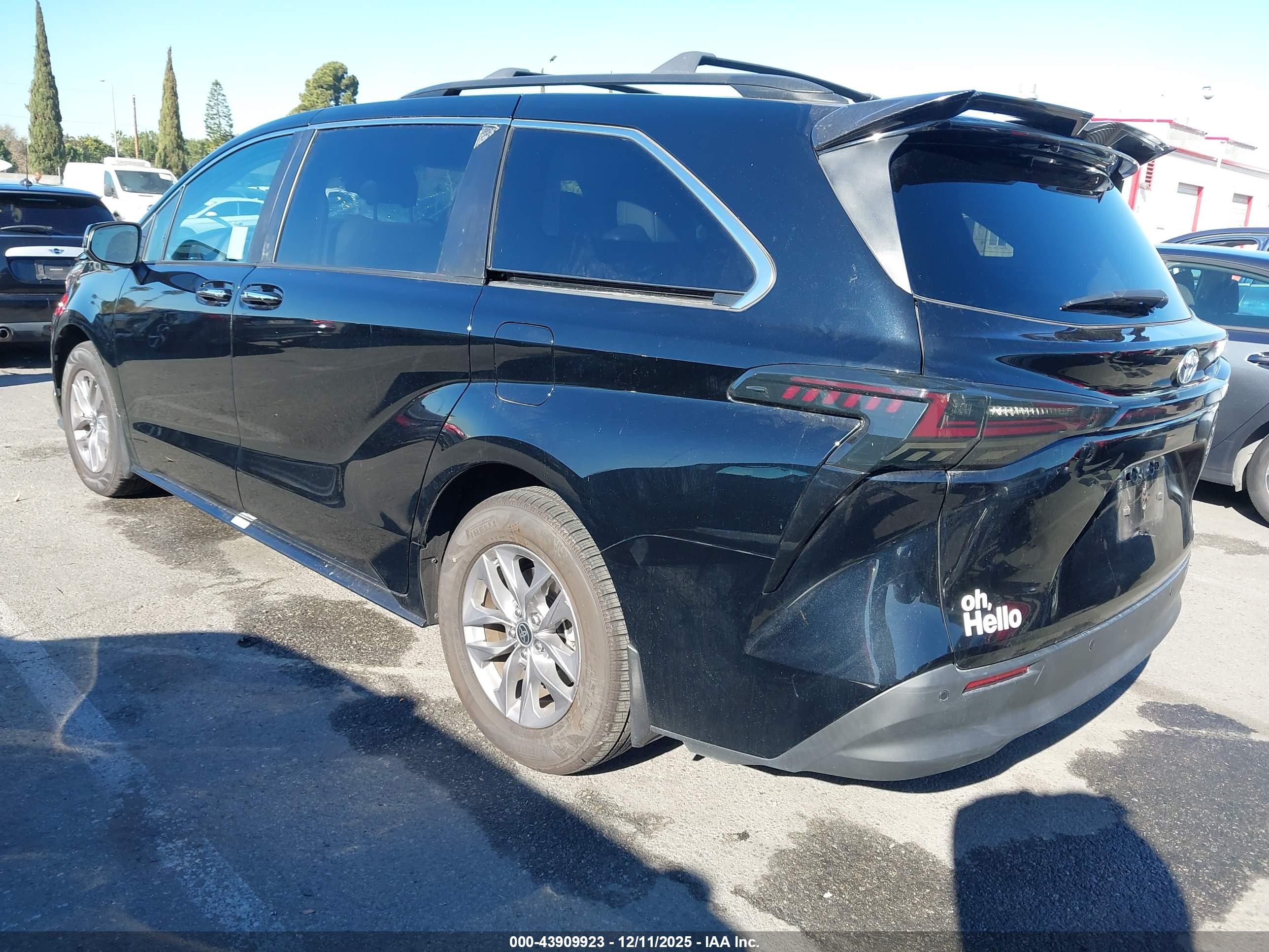 TOYOTA SIENNA image 3