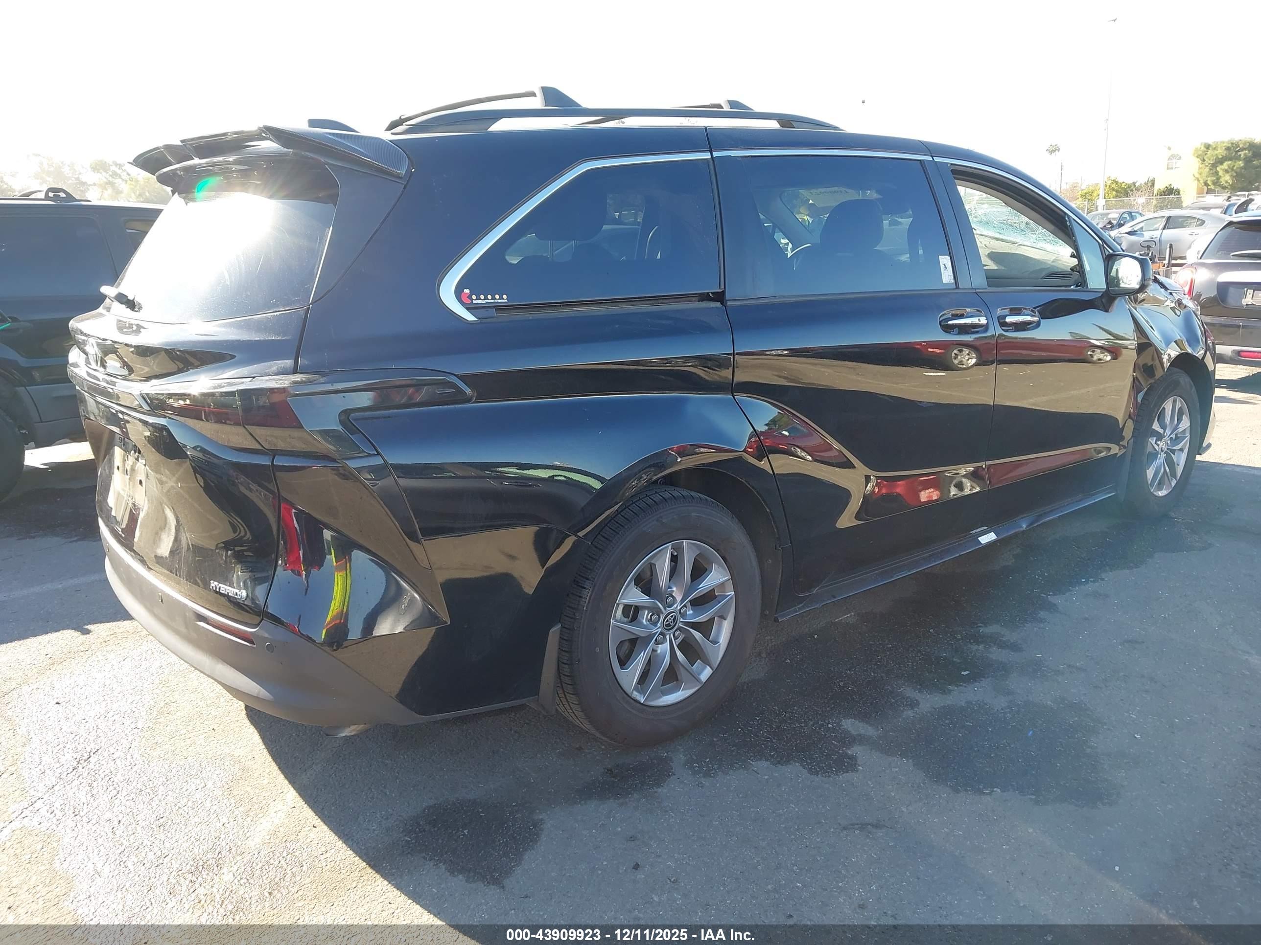TOYOTA SIENNA image 4