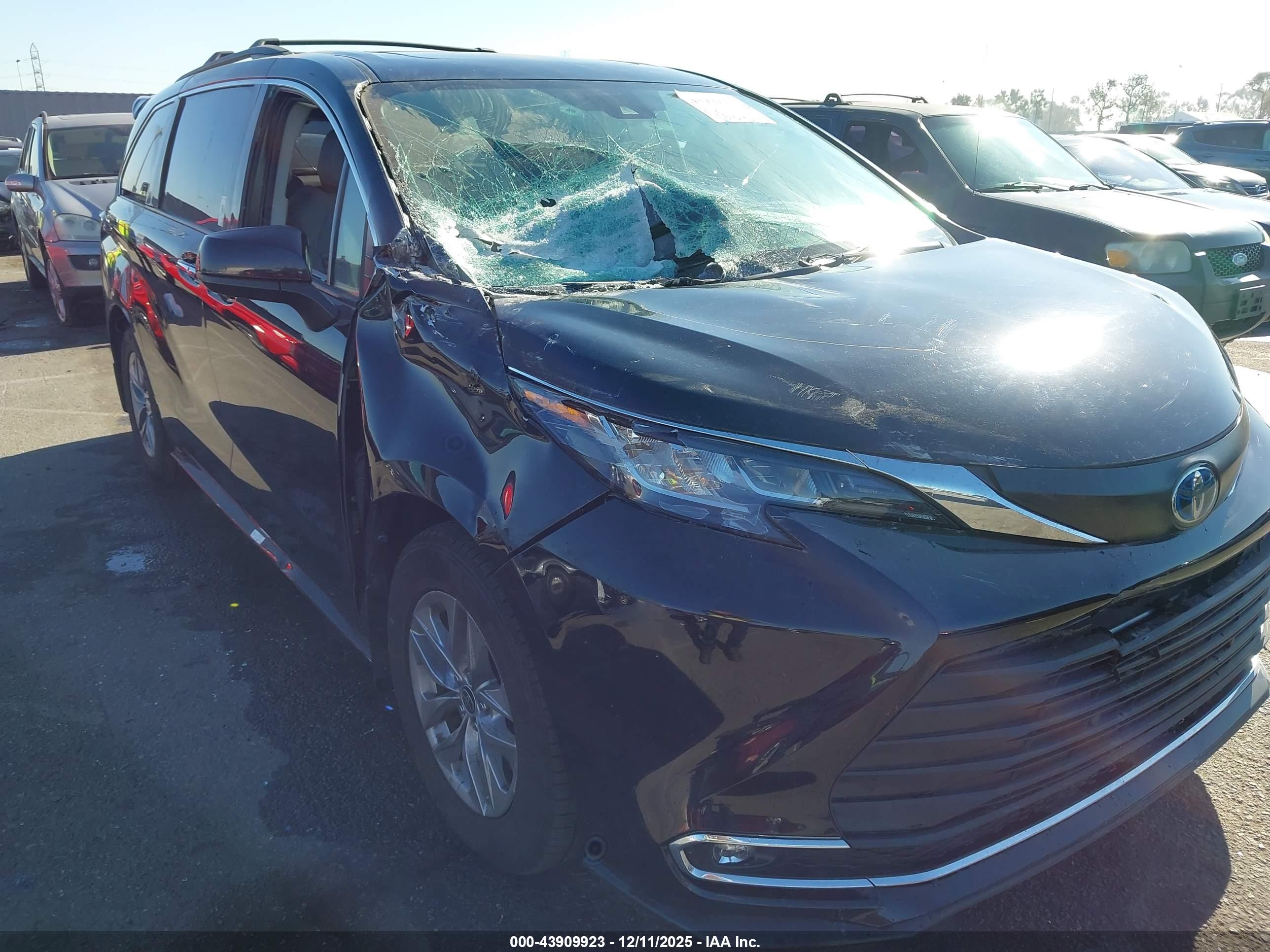 TOYOTA SIENNA image 6