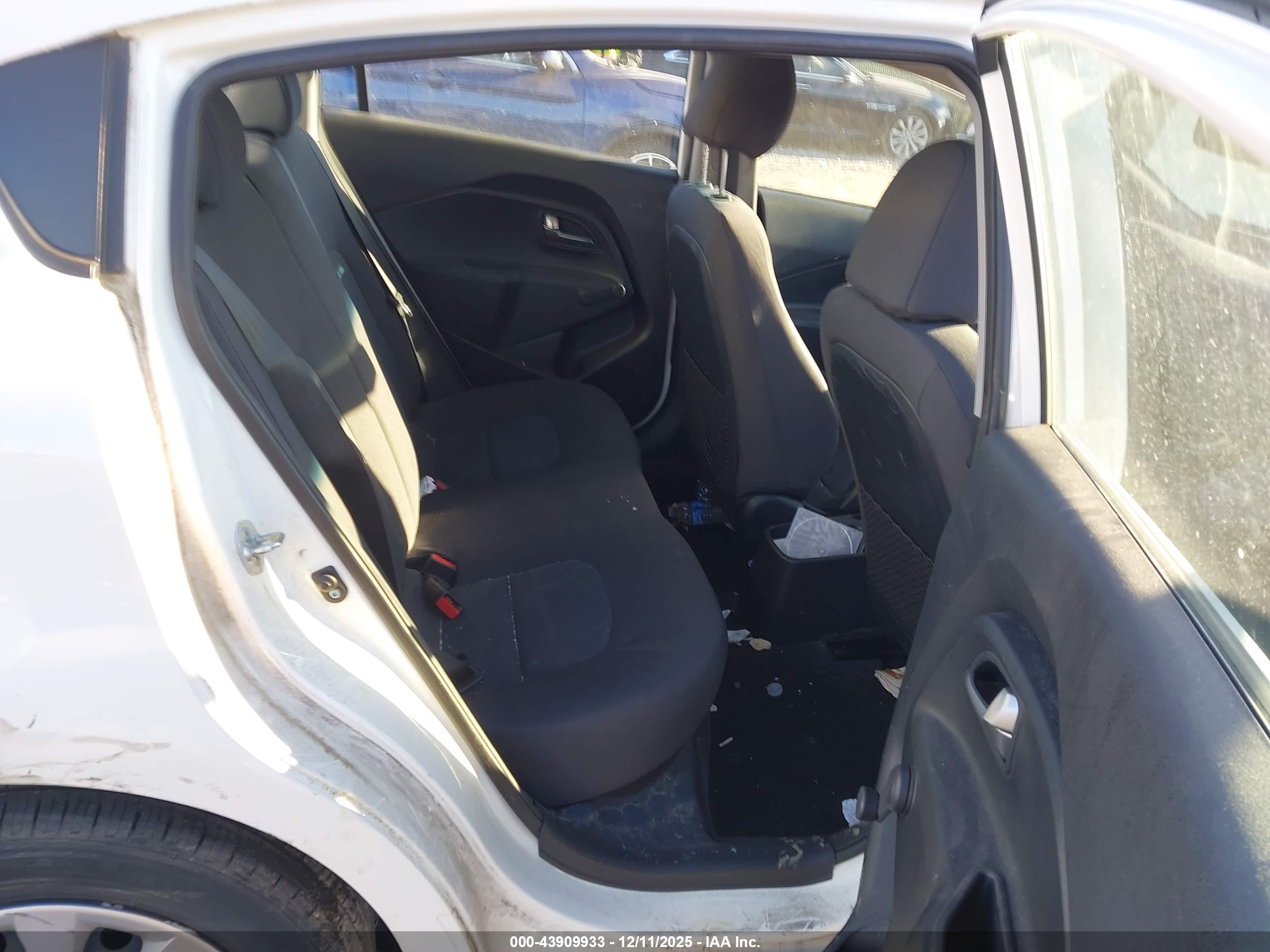 KIA RIO image 8